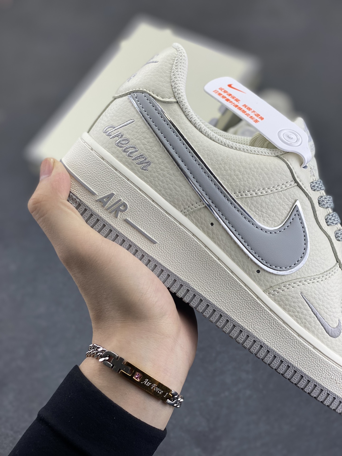 图片[6]-小红书爆款 官方定制  Nike Air Force 1 Low \’07 “ dream”白灰小勾低帮空军一号休闲板鞋 定制皮料 专属鞋盒 原楦原纸板 纯正空军版型 高清洁度 内置全掌气垫 货号： DR2024-106 尺码：36 36.5 37.5 38 38.5 39 40 40.5 41 42 42.5 43 44 44.5 45-选品中心