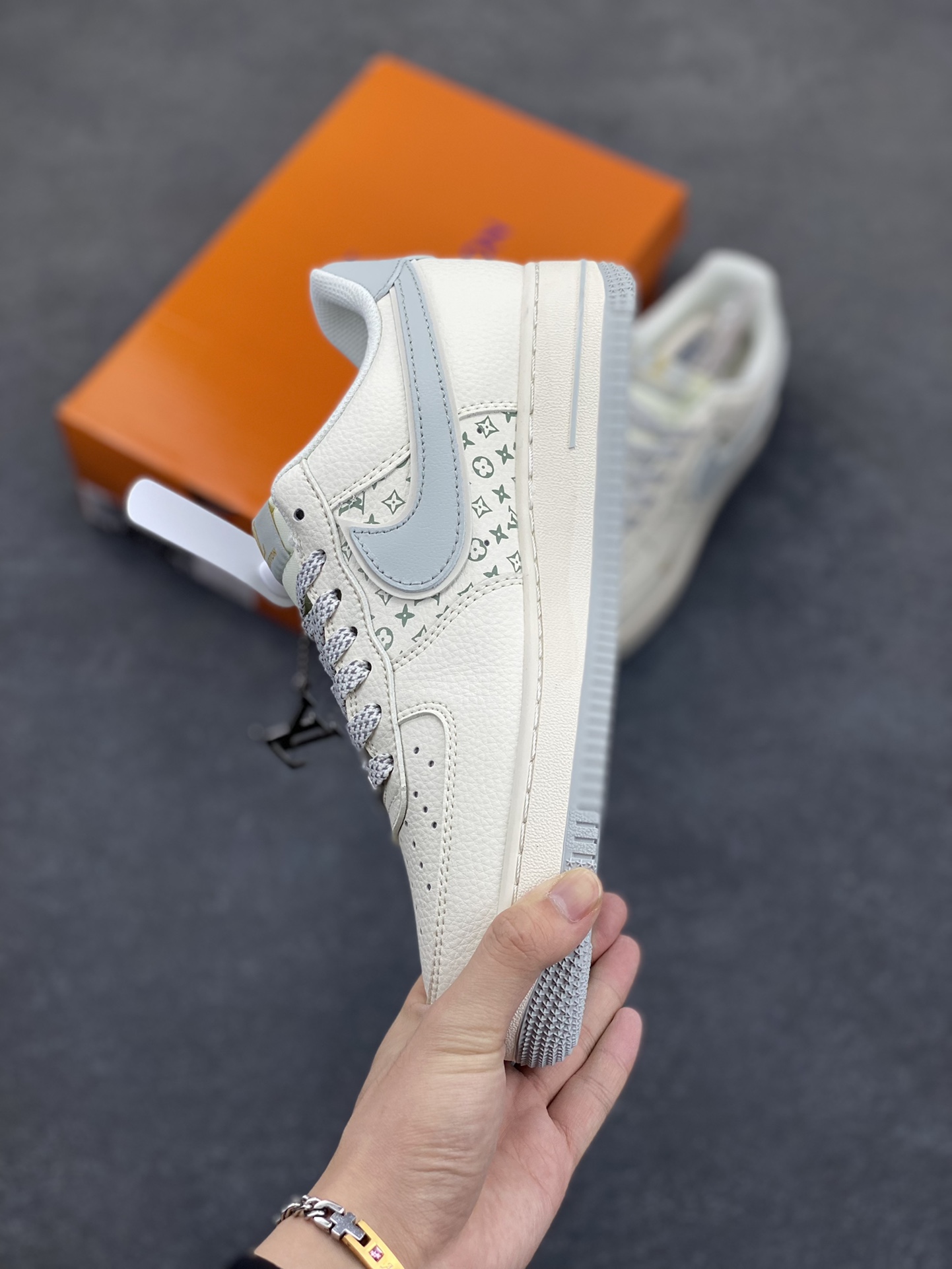 图片[3]-NIke Air Force 1 \’07 Low “LV联名——印花小金勾”空军一号 低帮 运动鞋 休闲鞋 折边针车 工艺难度大 原楦头原纸板 原装鞋盒 定制五金配件 内置全掌气垫 原厂鞋底 货号：XX3168-159 尺码：36 36.5 37.5 38 38.5 39 40 40.5 41 42 42.5 43 44 44.5 45-选品中心