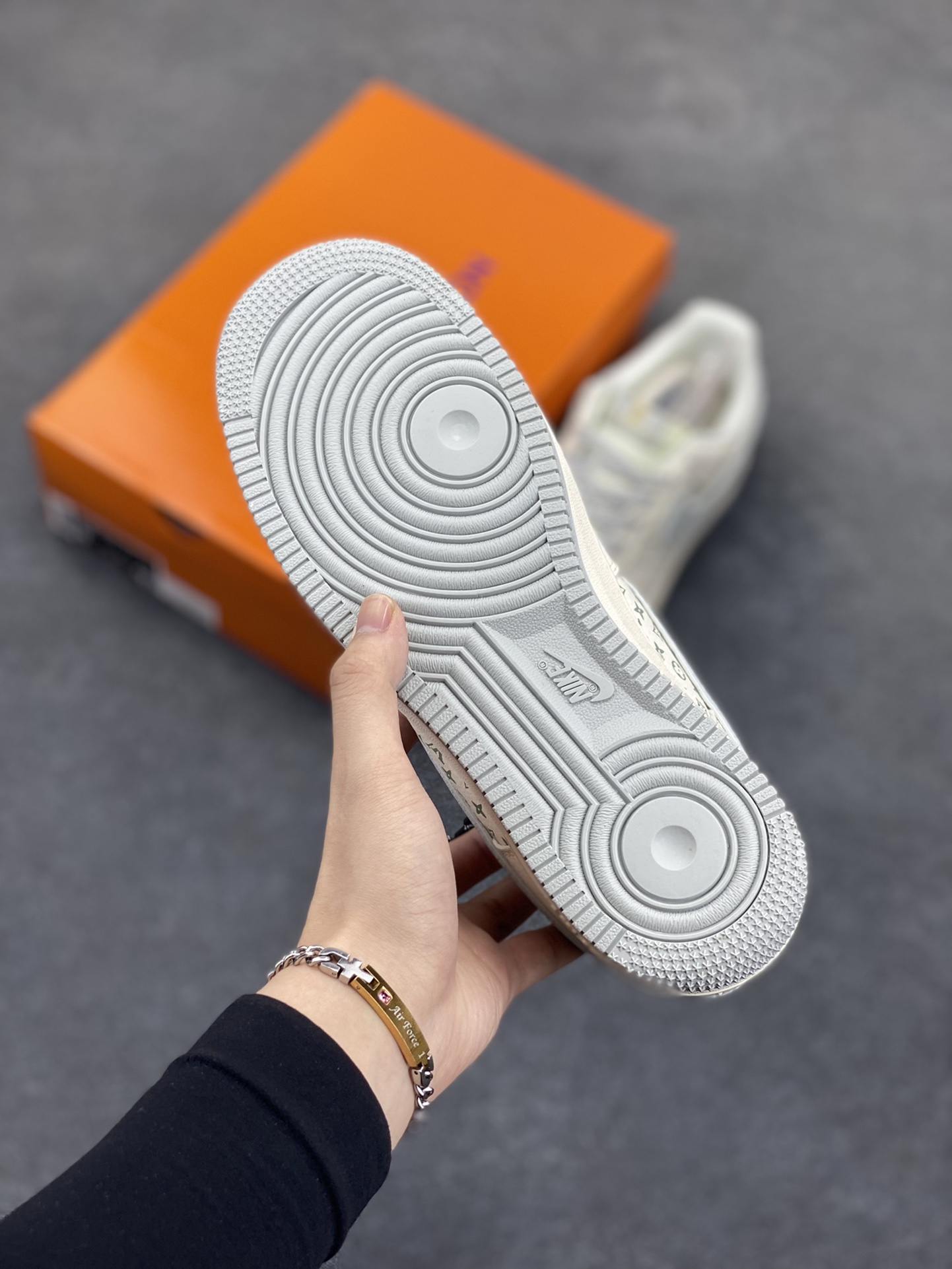 图片[5]-NIke Air Force 1 \’07 Low “LV联名——印花小金勾”空军一号 低帮 运动鞋 休闲鞋 折边针车 工艺难度大 原楦头原纸板 原装鞋盒 定制五金配件 内置全掌气垫 原厂鞋底 货号：XX3168-159 尺码：36 36.5 37.5 38 38.5 39 40 40.5 41 42 42.5 43 44 44.5 45-选品中心