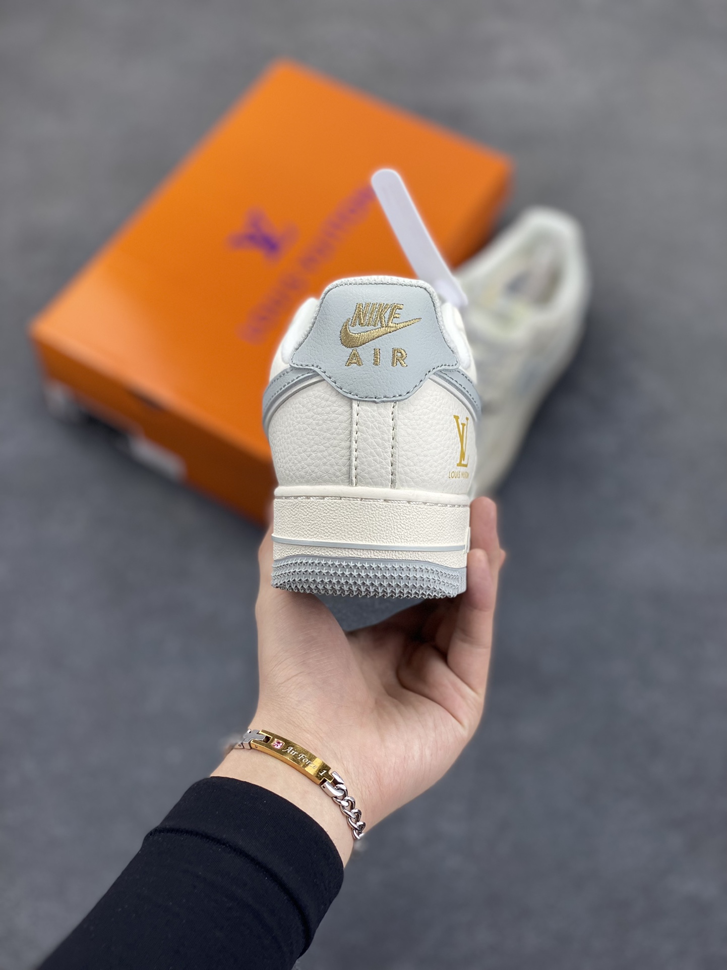 图片[4]-NIke Air Force 1 \’07 Low “LV联名——印花小金勾”空军一号 低帮 运动鞋 休闲鞋 折边针车 工艺难度大 原楦头原纸板 原装鞋盒 定制五金配件 内置全掌气垫 原厂鞋底 货号：XX3168-159 尺码：36 36.5 37.5 38 38.5 39 40 40.5 41 42 42.5 43 44 44.5 45-选品中心