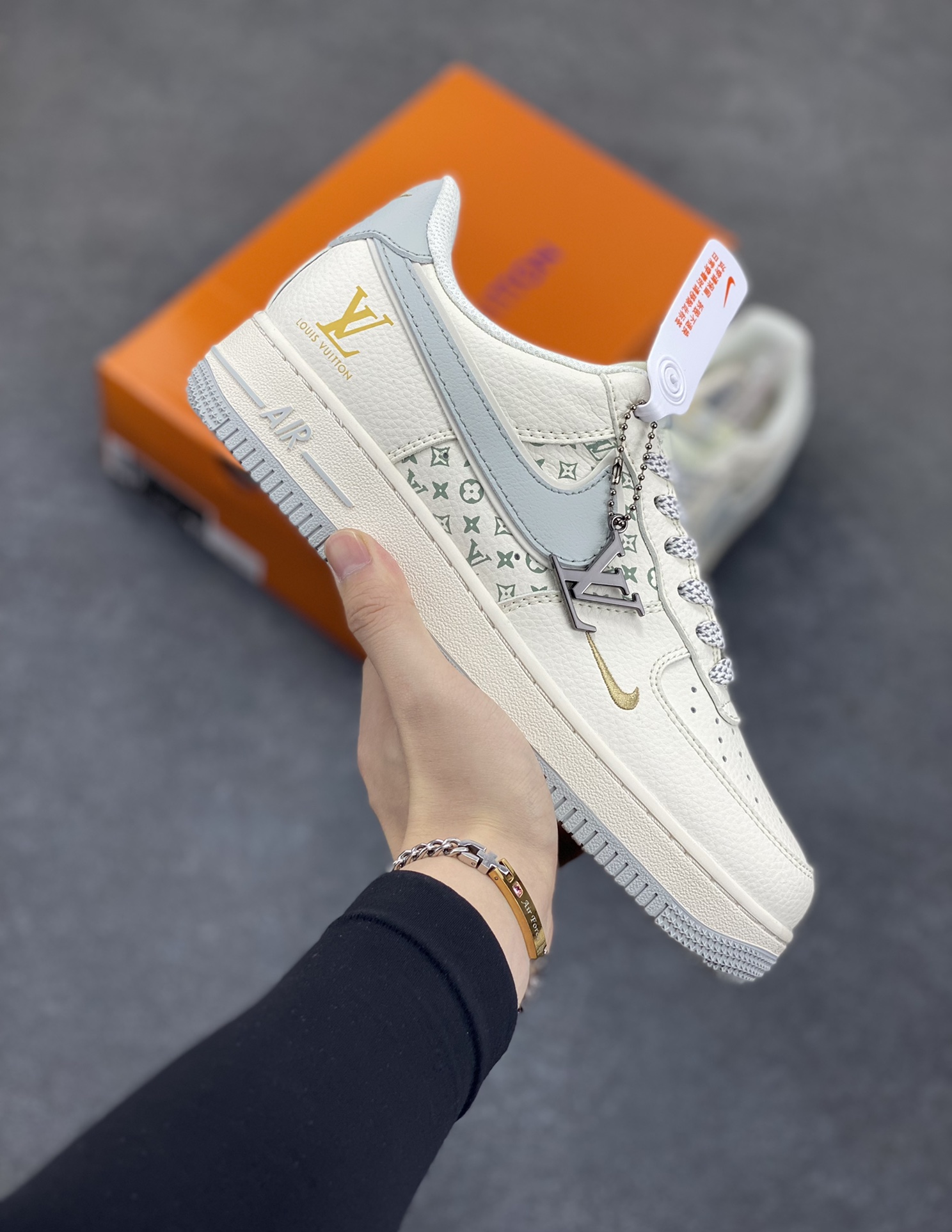 NIke Air Force 1 \'07 Low “LV联名——印花小金勾”空军一号 低帮 运动鞋 休闲鞋 折边针车 工艺难度大 原楦头原纸板 原装鞋盒 定制五金配件 内置全掌气垫 原厂鞋底 货号：XX3168-159 尺码：36 36.5 37.5 38 38.5 39 40 40.5 41 42 42.5 43 44 44.5 45-选品中心