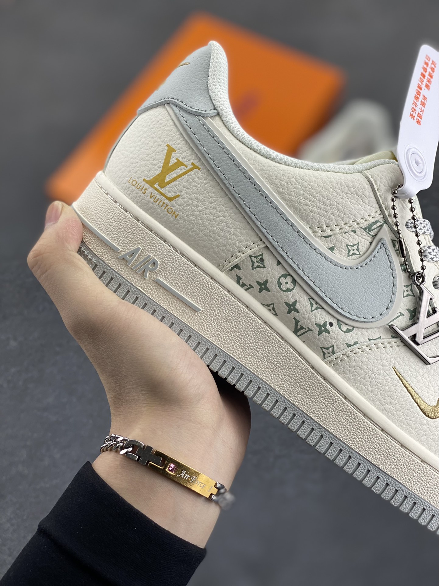 图片[6]-NIke Air Force 1 \’07 Low “LV联名——印花小金勾”空军一号 低帮 运动鞋 休闲鞋 折边针车 工艺难度大 原楦头原纸板 原装鞋盒 定制五金配件 内置全掌气垫 原厂鞋底 货号：XX3168-159 尺码：36 36.5 37.5 38 38.5 39 40 40.5 41 42 42.5 43 44 44.5 45-选品中心