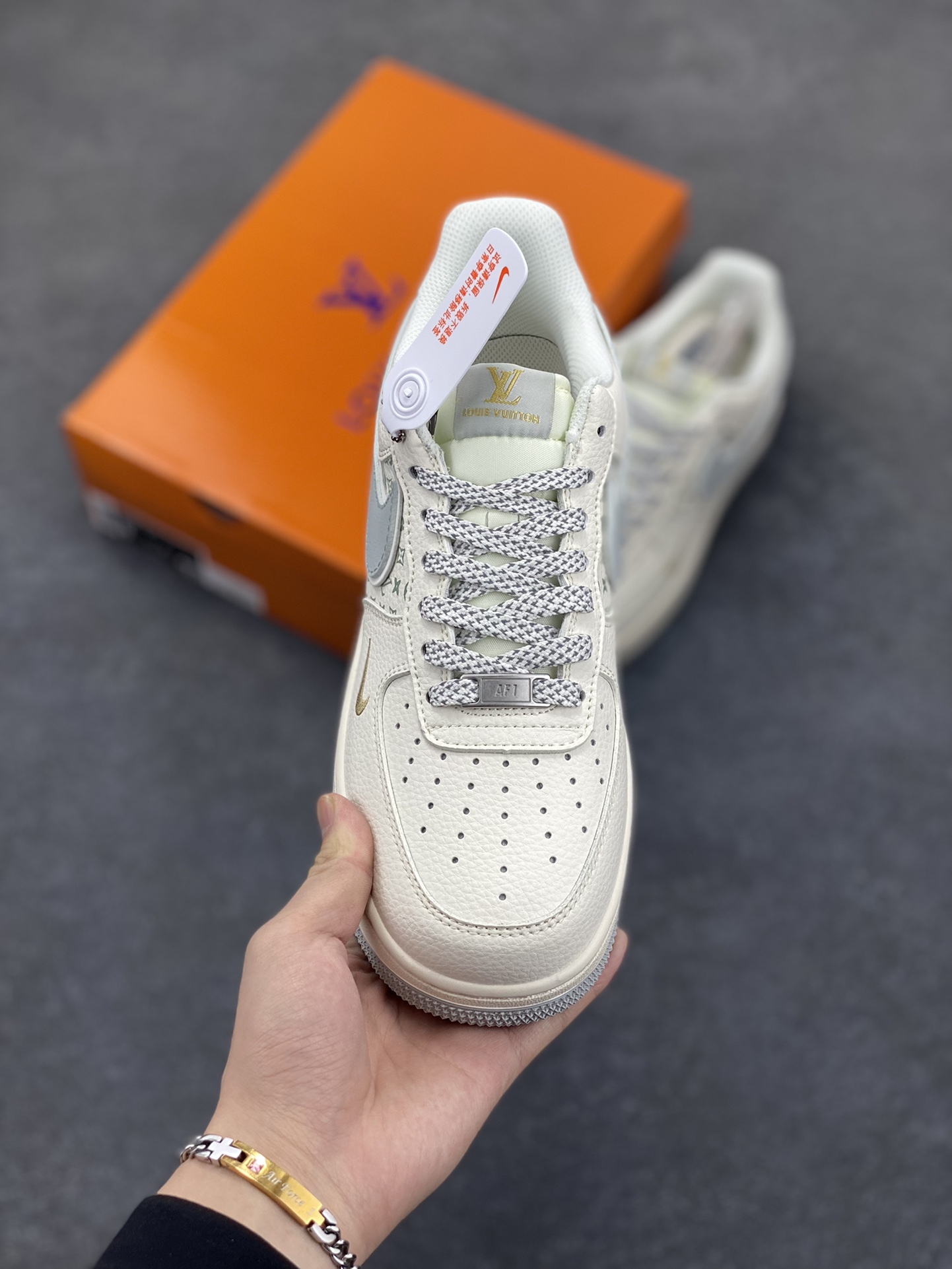图片[2]-NIke Air Force 1 \’07 Low “LV联名——印花小金勾”空军一号 低帮 运动鞋 休闲鞋 折边针车 工艺难度大 原楦头原纸板 原装鞋盒 定制五金配件 内置全掌气垫 原厂鞋底 货号：XX3168-159 尺码：36 36.5 37.5 38 38.5 39 40 40.5 41 42 42.5 43 44 44.5 45-选品中心