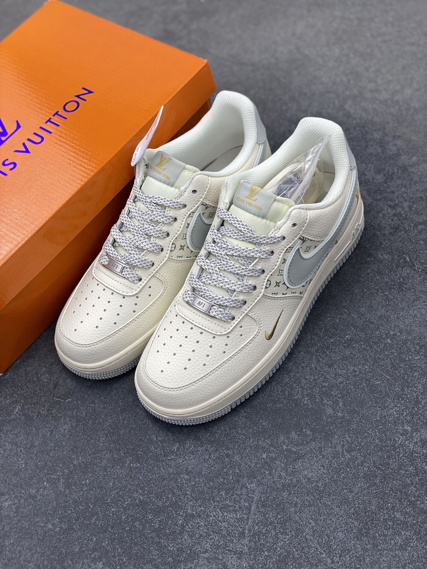 图片[8]-NIke Air Force 1 \’07 Low “LV联名——印花小金勾”空军一号 低帮 运动鞋 休闲鞋 折边针车 工艺难度大 原楦头原纸板 原装鞋盒 定制五金配件 内置全掌气垫 原厂鞋底 货号：XX3168-159 尺码：36 36.5 37.5 38 38.5 39 40 40.5 41 42 42.5 43 44 44.5 45-选品中心