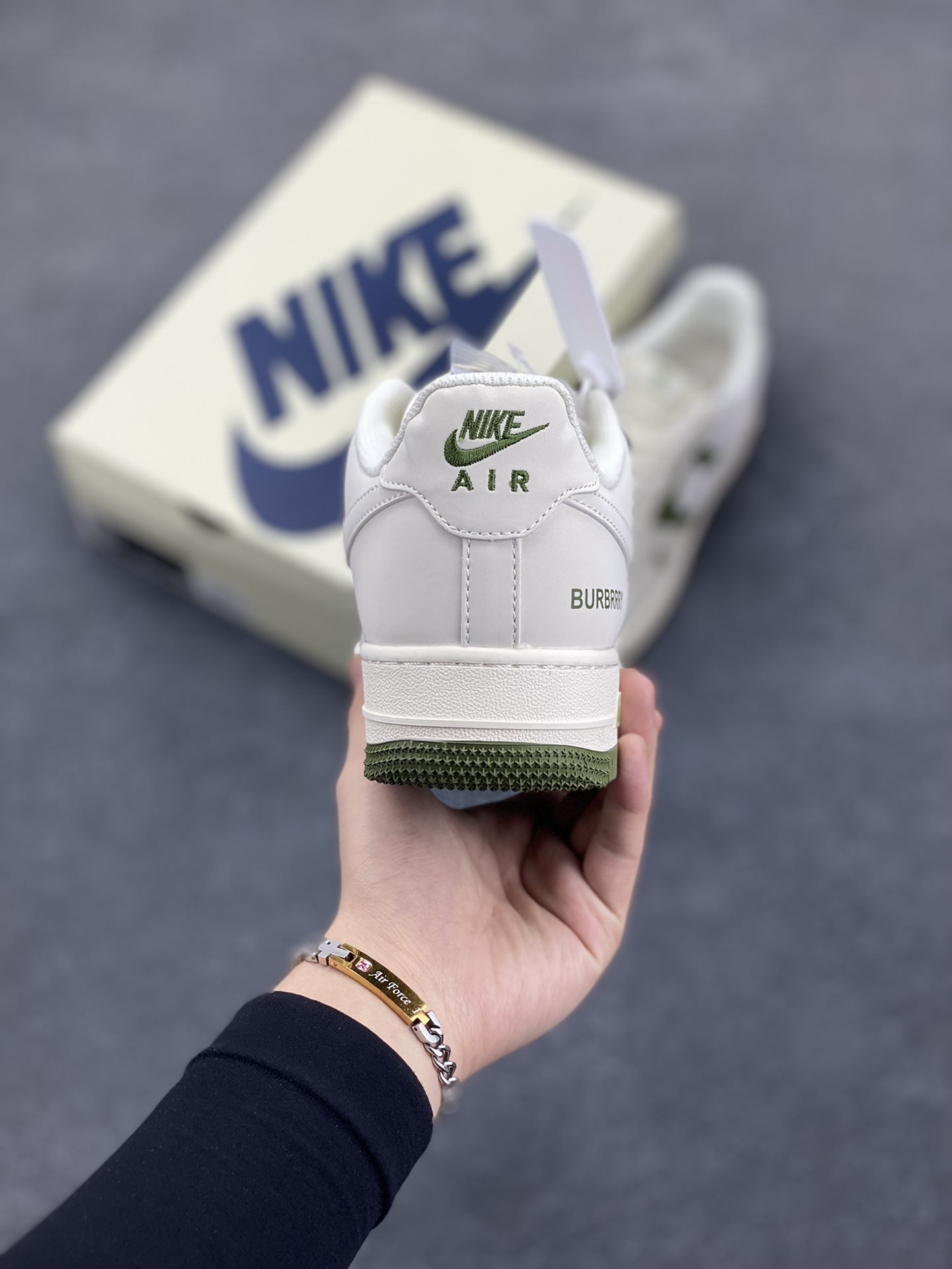 图片[4]-NIke Air Force 1 \’07 Low “巴宝莉联名–米白艾青”空军一号 低帮 运动鞋 休闲鞋 折边针车 工艺难度大 原楦头原纸板 原装鞋盒 定制五金配件 内置全掌气垫 原厂鞋底 货号：BB8588-221 尺码：36 36.5 37.5 38 38.5 39 40 40.5 41 42 42.5 43 44 44.5 45-选品中心