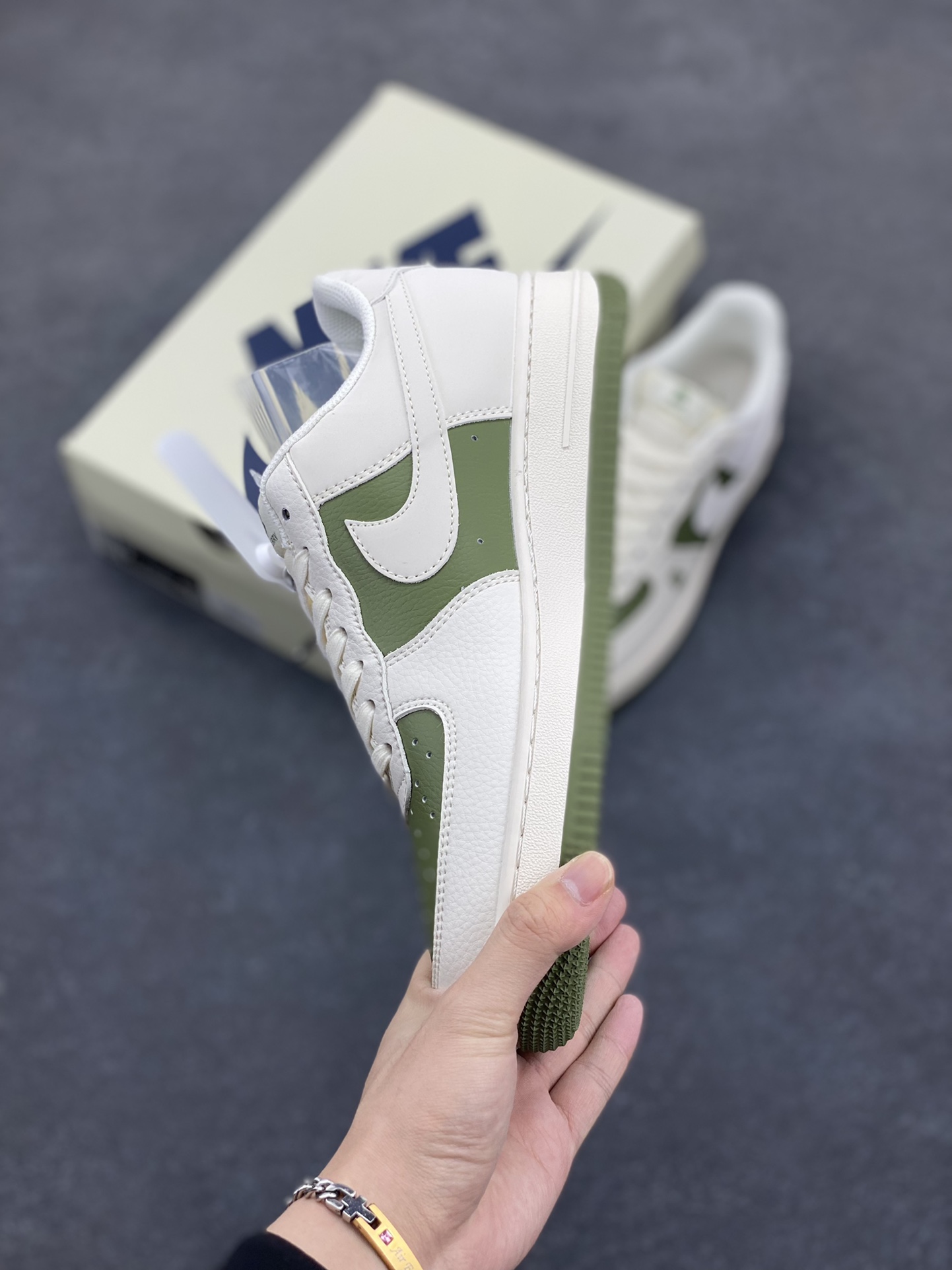 图片[3]-NIke Air Force 1 \’07 Low “巴宝莉联名–米白艾青”空军一号 低帮 运动鞋 休闲鞋 折边针车 工艺难度大 原楦头原纸板 原装鞋盒 定制五金配件 内置全掌气垫 原厂鞋底 货号：BB8588-221 尺码：36 36.5 37.5 38 38.5 39 40 40.5 41 42 42.5 43 44 44.5 45-选品中心