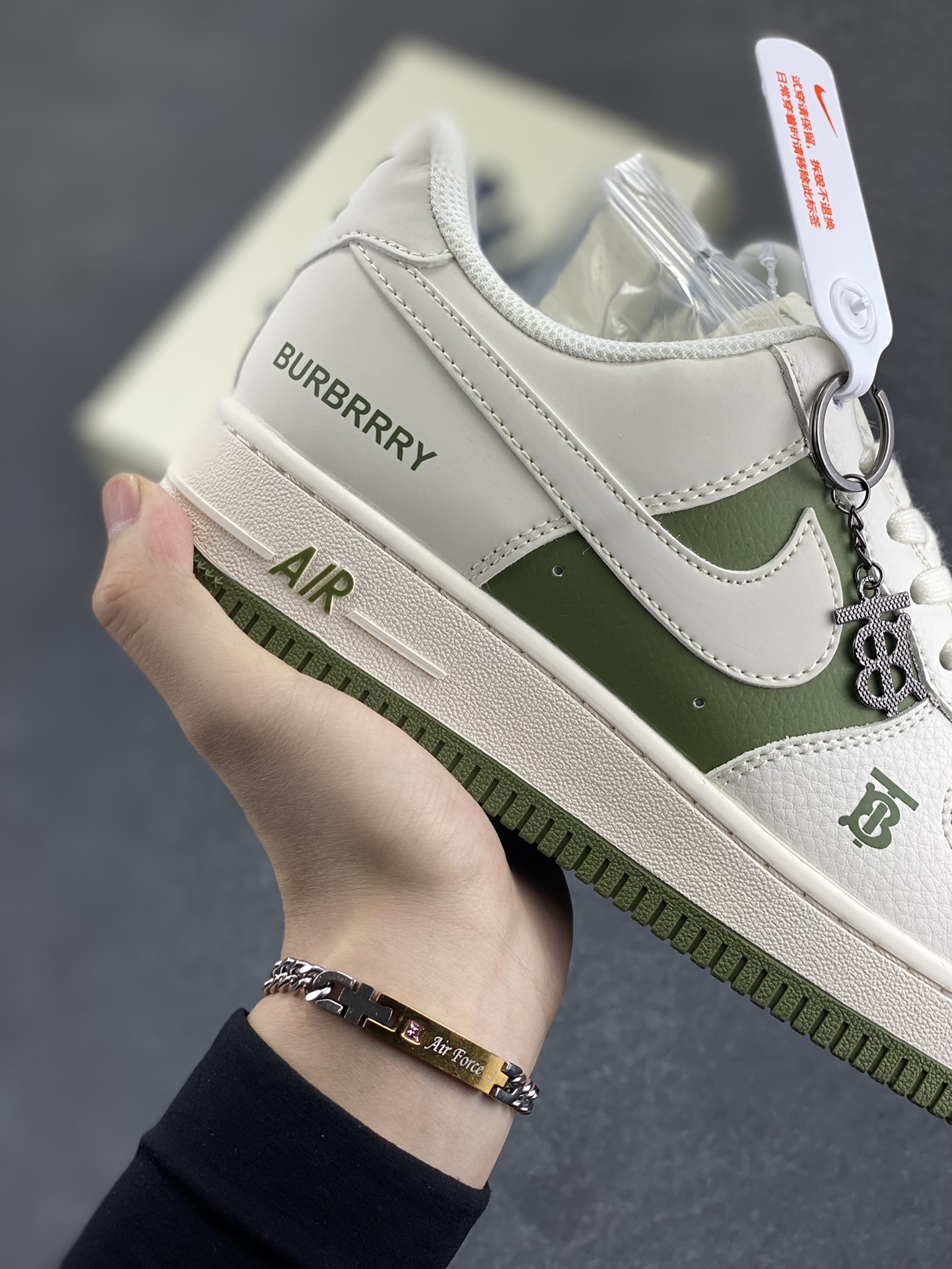 图片[6]-NIke Air Force 1 \’07 Low “巴宝莉联名–米白艾青”空军一号 低帮 运动鞋 休闲鞋 折边针车 工艺难度大 原楦头原纸板 原装鞋盒 定制五金配件 内置全掌气垫 原厂鞋底 货号：BB8588-221 尺码：36 36.5 37.5 38 38.5 39 40 40.5 41 42 42.5 43 44 44.5 45-选品中心