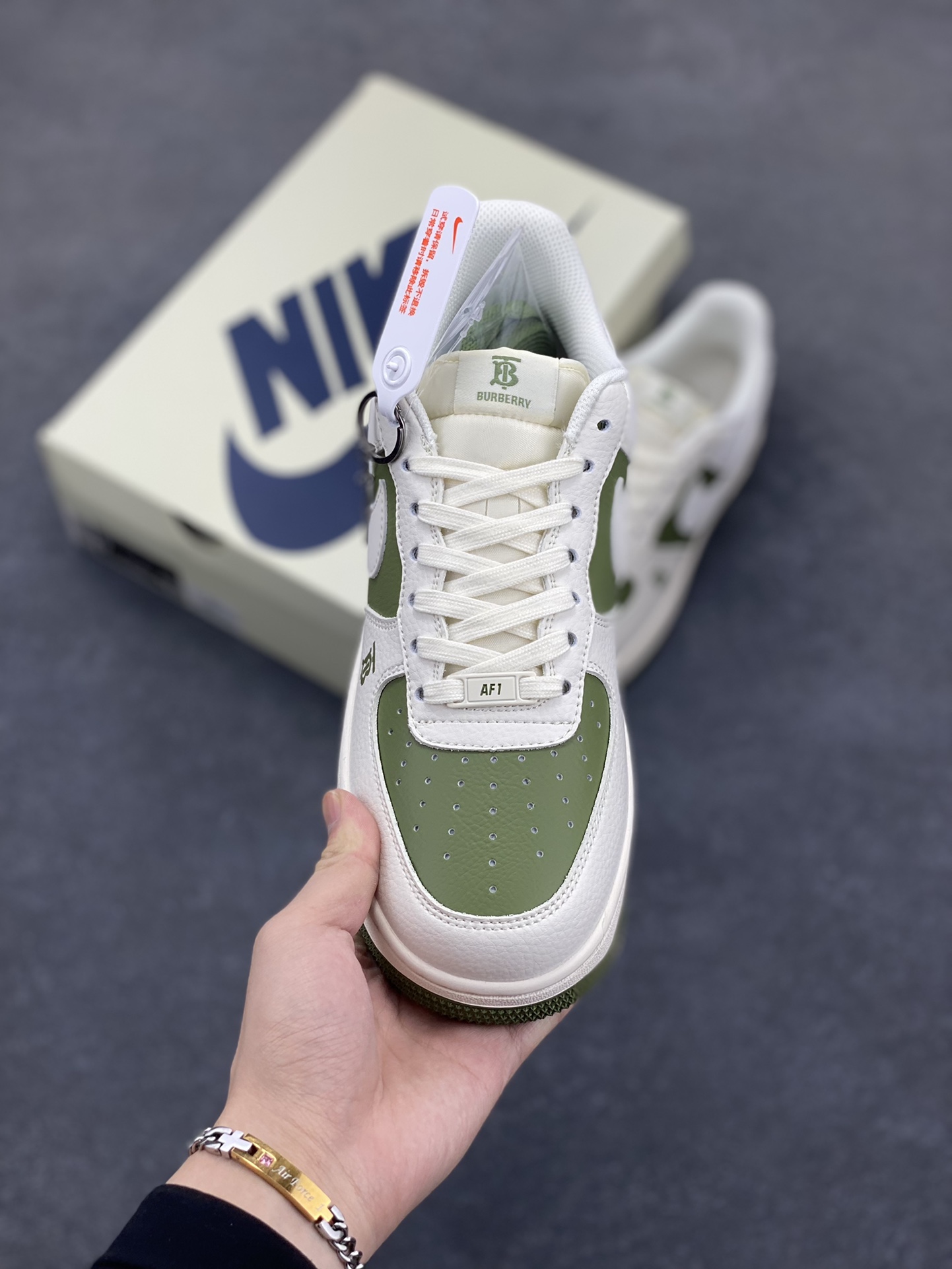 图片[2]-NIke Air Force 1 \’07 Low “巴宝莉联名–米白艾青”空军一号 低帮 运动鞋 休闲鞋 折边针车 工艺难度大 原楦头原纸板 原装鞋盒 定制五金配件 内置全掌气垫 原厂鞋底 货号：BB8588-221 尺码：36 36.5 37.5 38 38.5 39 40 40.5 41 42 42.5 43 44 44.5 45-选品中心