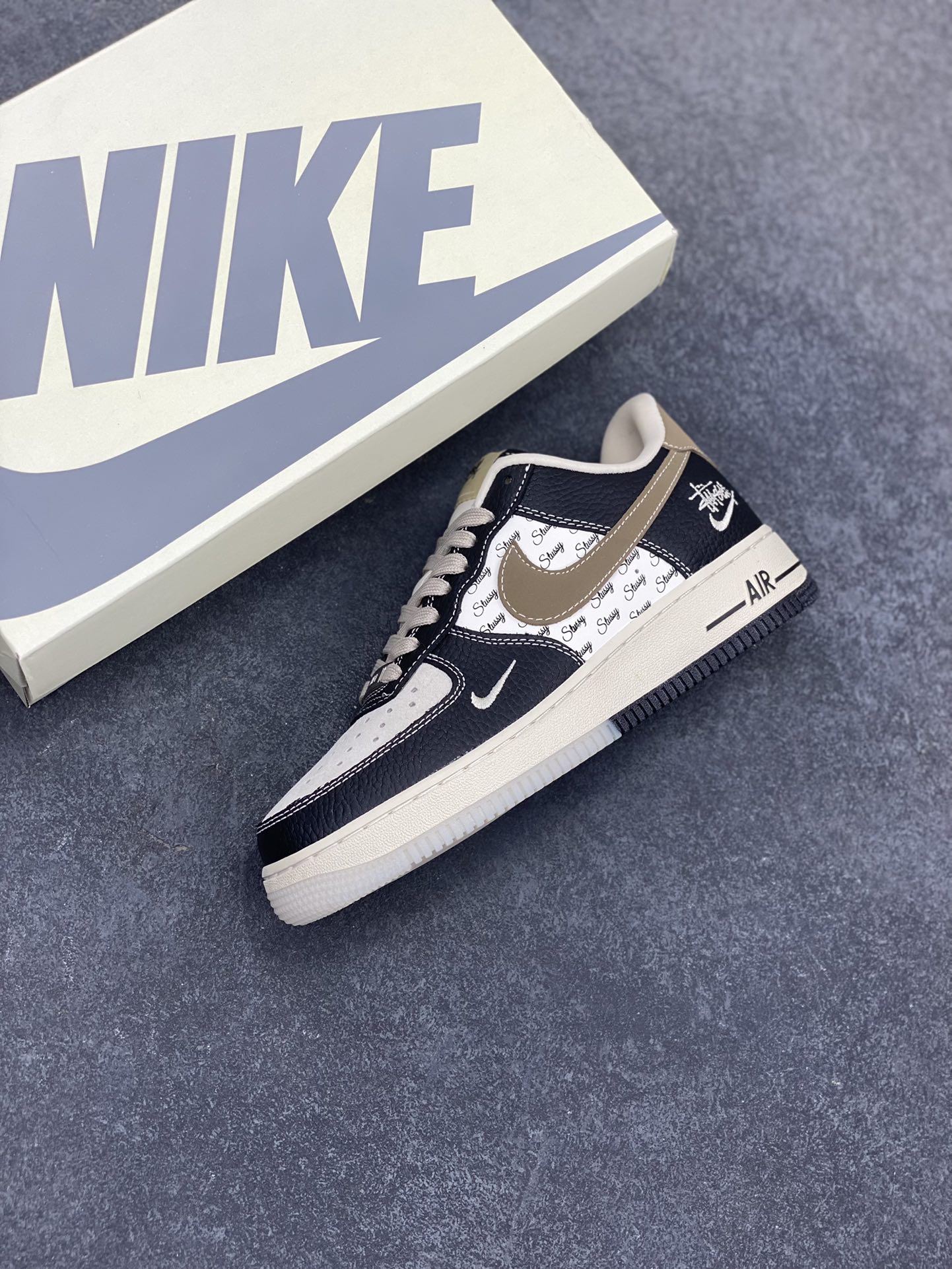 图片[7]-NIke Air Force 1 \’07 Low “斯图西联名–黑荔纹双拼底”空军一号 低帮 运动鞋 休闲鞋 折边针车 工艺难度大 原楦头原纸板 原装鞋盒 定制五金配件 内置全掌气垫 原厂鞋底 货号：CH6336-519 尺码：36 36.5 37.5 38 38.5 39 40 40.5 41 42 42.5 43 44 44.5 45-选品中心