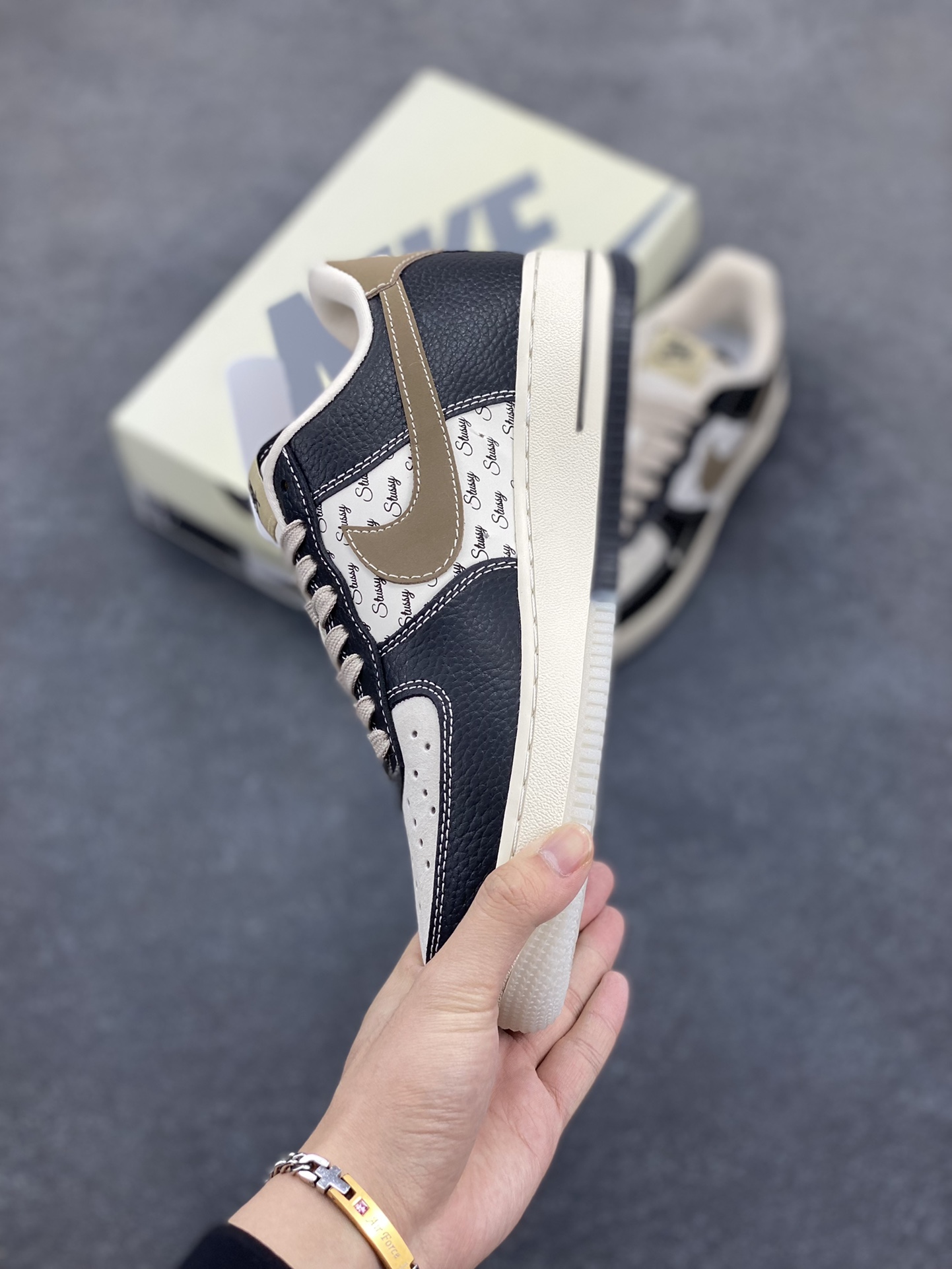 图片[3]-NIke Air Force 1 \’07 Low “斯图西联名–黑荔纹双拼底”空军一号 低帮 运动鞋 休闲鞋 折边针车 工艺难度大 原楦头原纸板 原装鞋盒 定制五金配件 内置全掌气垫 原厂鞋底 货号：CH6336-519 尺码：36 36.5 37.5 38 38.5 39 40 40.5 41 42 42.5 43 44 44.5 45-选品中心