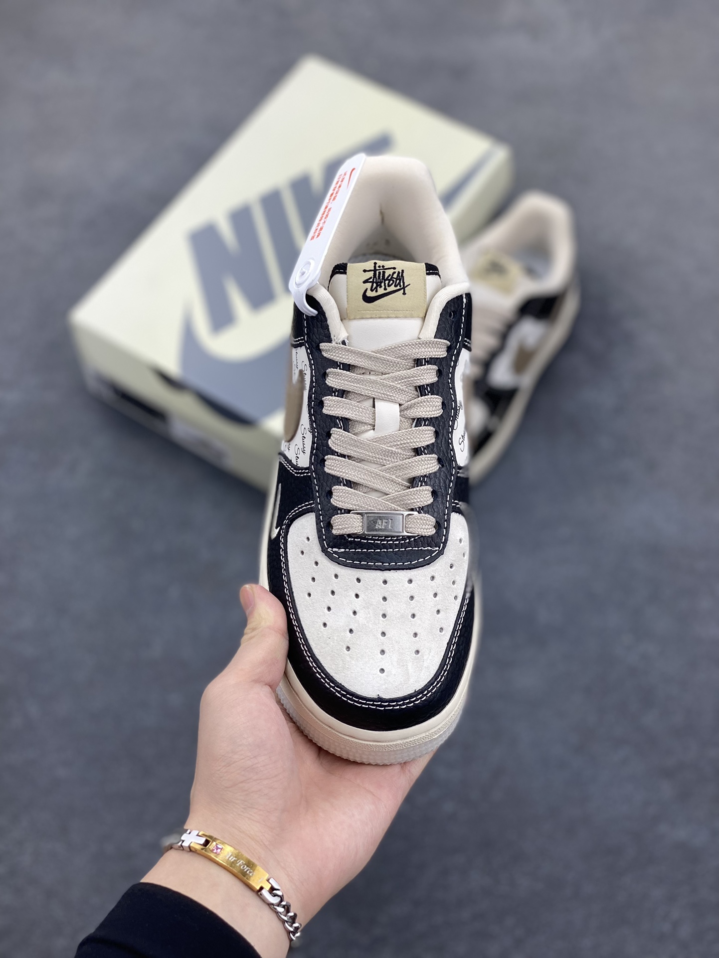 图片[2]-NIke Air Force 1 \’07 Low “斯图西联名–黑荔纹双拼底”空军一号 低帮 运动鞋 休闲鞋 折边针车 工艺难度大 原楦头原纸板 原装鞋盒 定制五金配件 内置全掌气垫 原厂鞋底 货号：CH6336-519 尺码：36 36.5 37.5 38 38.5 39 40 40.5 41 42 42.5 43 44 44.5 45-选品中心