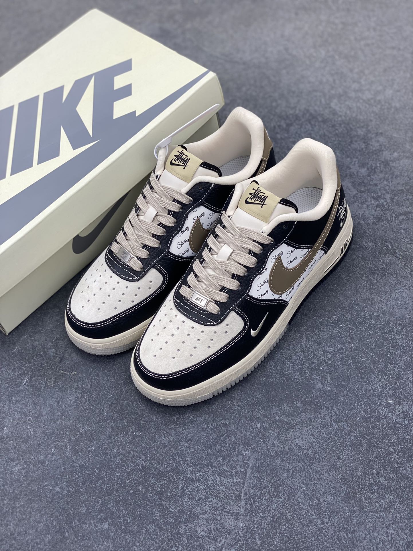图片[8]-NIke Air Force 1 \’07 Low “斯图西联名–黑荔纹双拼底”空军一号 低帮 运动鞋 休闲鞋 折边针车 工艺难度大 原楦头原纸板 原装鞋盒 定制五金配件 内置全掌气垫 原厂鞋底 货号：CH6336-519 尺码：36 36.5 37.5 38 38.5 39 40 40.5 41 42 42.5 43 44 44.5 45-选品中心