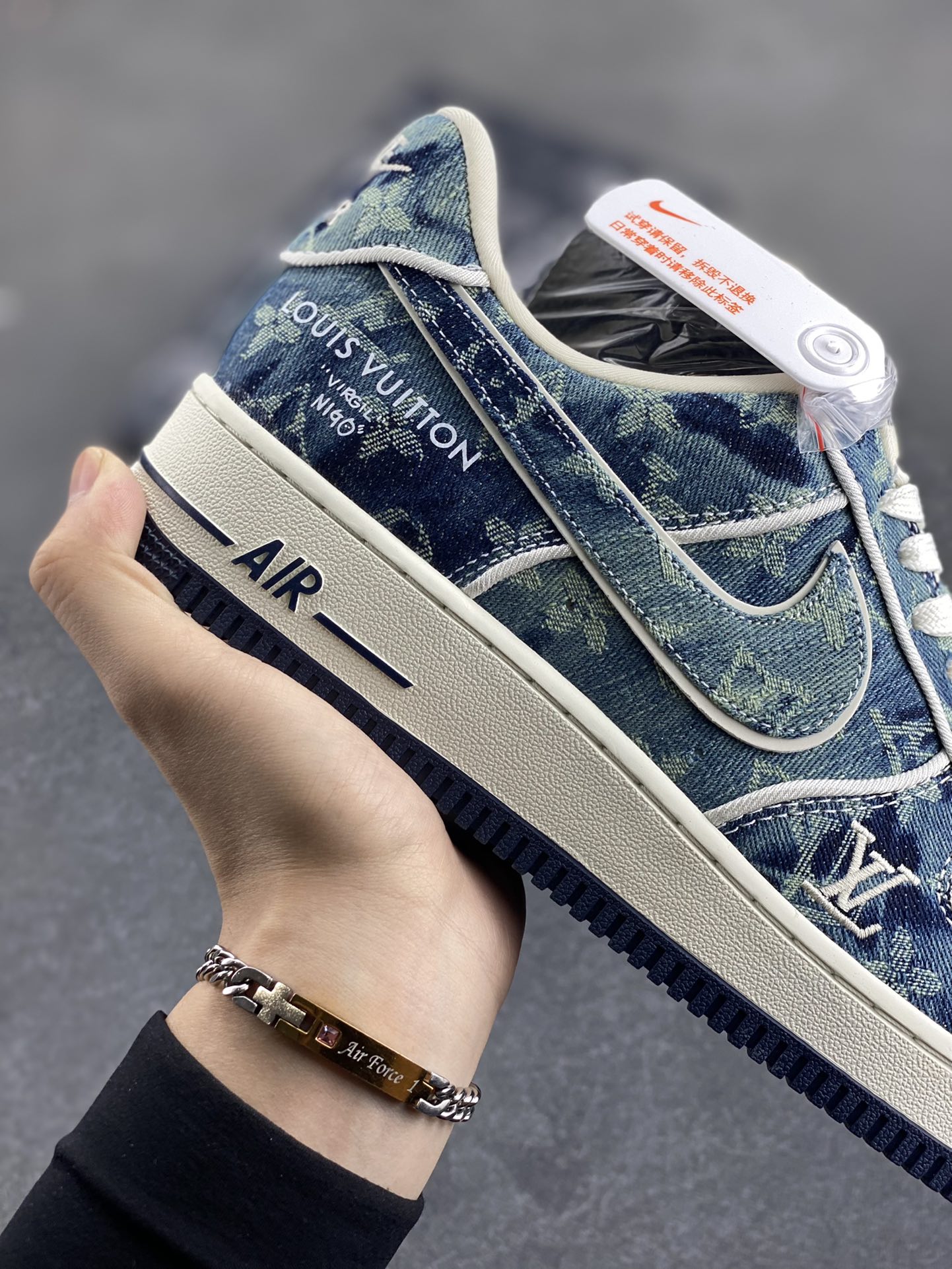 图片[6]-Nike Air Force 1 Low 07 x Louis Vuitton 牛仔布 原楦头原纸板 打造纯正低帮空军版型专注外贸渠道 全掌内置蜂窝气垫 原盒配件 原厂中底钢印、拉帮完美 货号：SC9207-533 尺码：36 36.5 37.5 38 38.5 39 40 40.5 41 42 42.5 43 44 44.5 45-选品中心