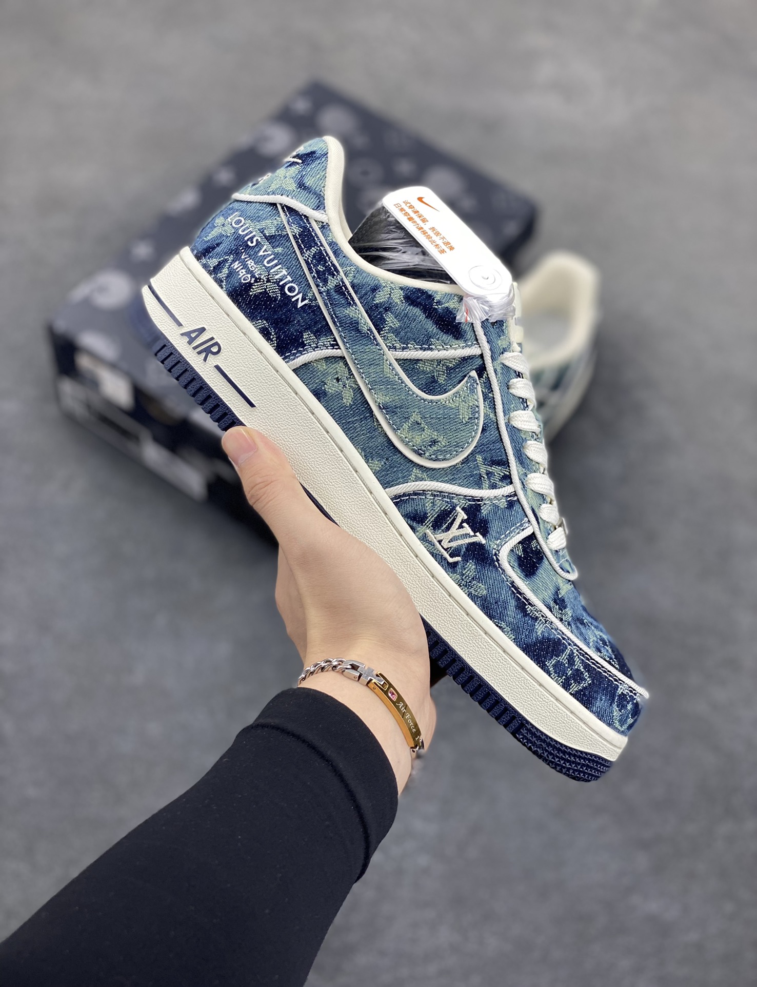 Nike Air Force 1 Low 07 x Louis Vuitton 牛仔布 原楦头原纸板 打造纯正低帮空军版型专注外贸渠道 全掌内置蜂窝气垫 原盒配件 原厂中底钢印、拉帮完美 货号：SC9207-533 尺码：36 36.5 37.5 38 38.5 39 40 40.5 41 42 42.5 43 44 44.5 45-选品中心