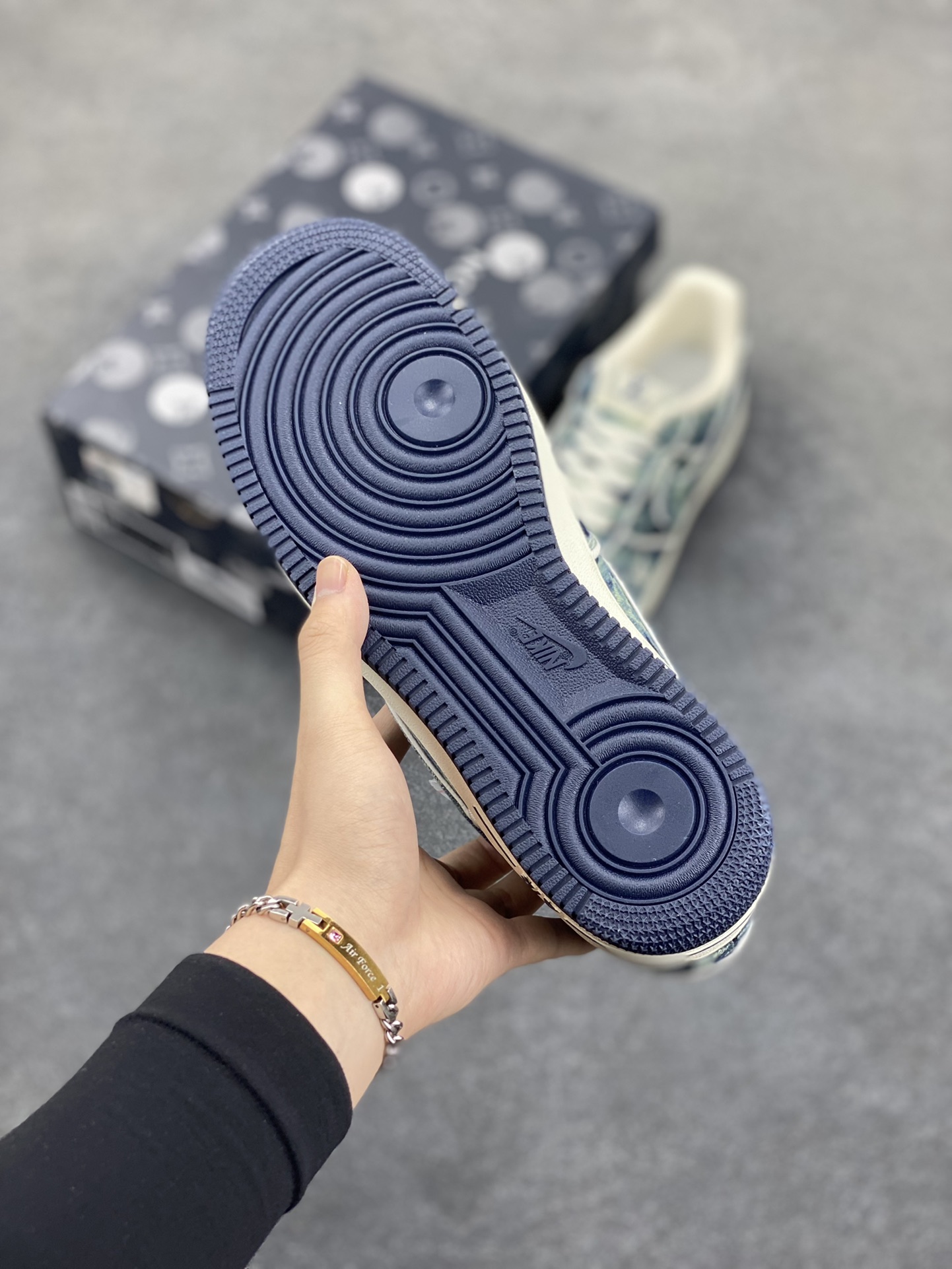 图片[5]-Nike Air Force 1 Low 07 x Louis Vuitton 牛仔布 原楦头原纸板 打造纯正低帮空军版型专注外贸渠道 全掌内置蜂窝气垫 原盒配件 原厂中底钢印、拉帮完美 货号：SC9207-533 尺码：36 36.5 37.5 38 38.5 39 40 40.5 41 42 42.5 43 44 44.5 45-选品中心