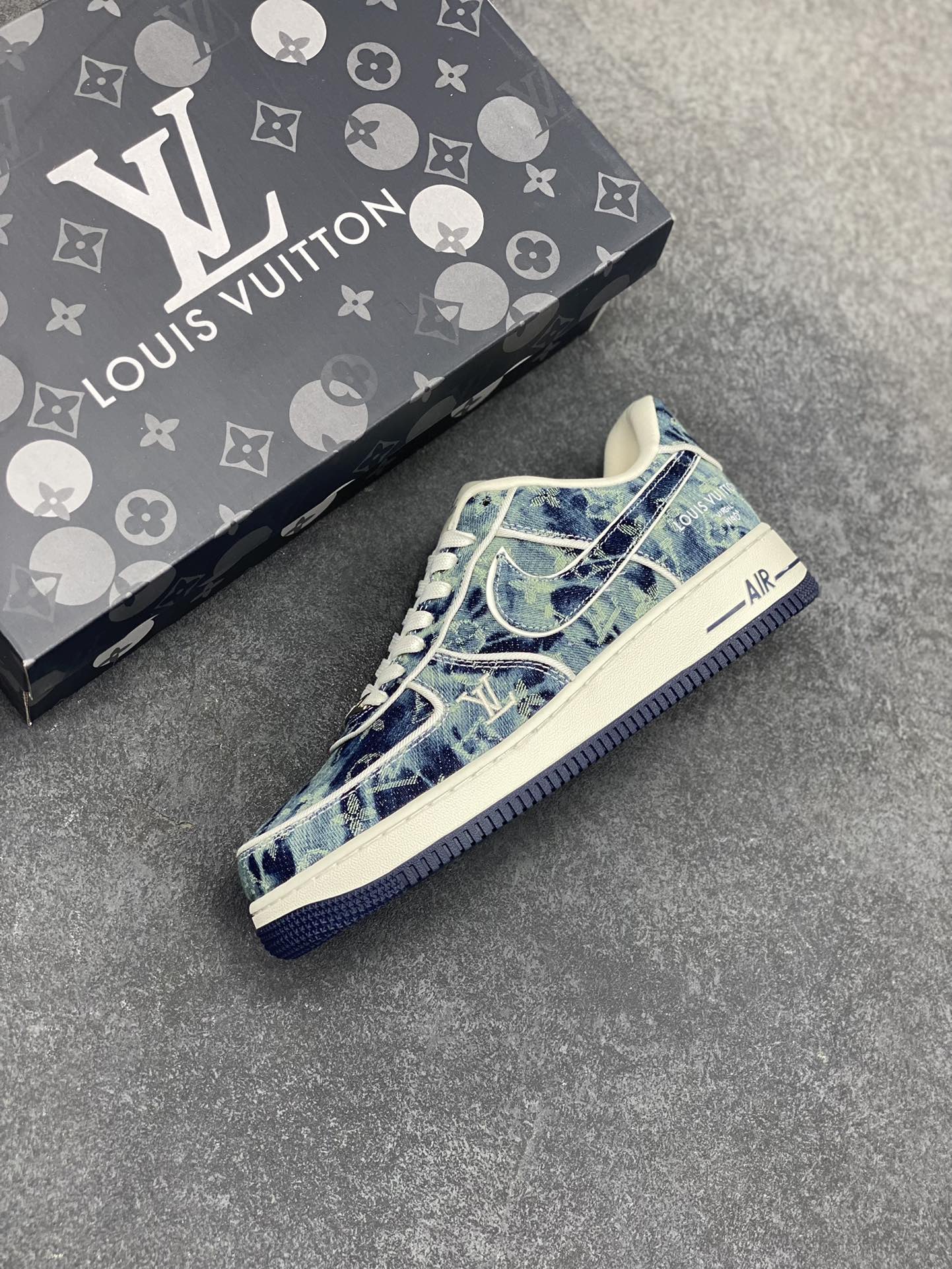 图片[7]-Nike Air Force 1 Low 07 x Louis Vuitton 牛仔布 原楦头原纸板 打造纯正低帮空军版型专注外贸渠道 全掌内置蜂窝气垫 原盒配件 原厂中底钢印、拉帮完美 货号：SC9207-533 尺码：36 36.5 37.5 38 38.5 39 40 40.5 41 42 42.5 43 44 44.5 45-选品中心