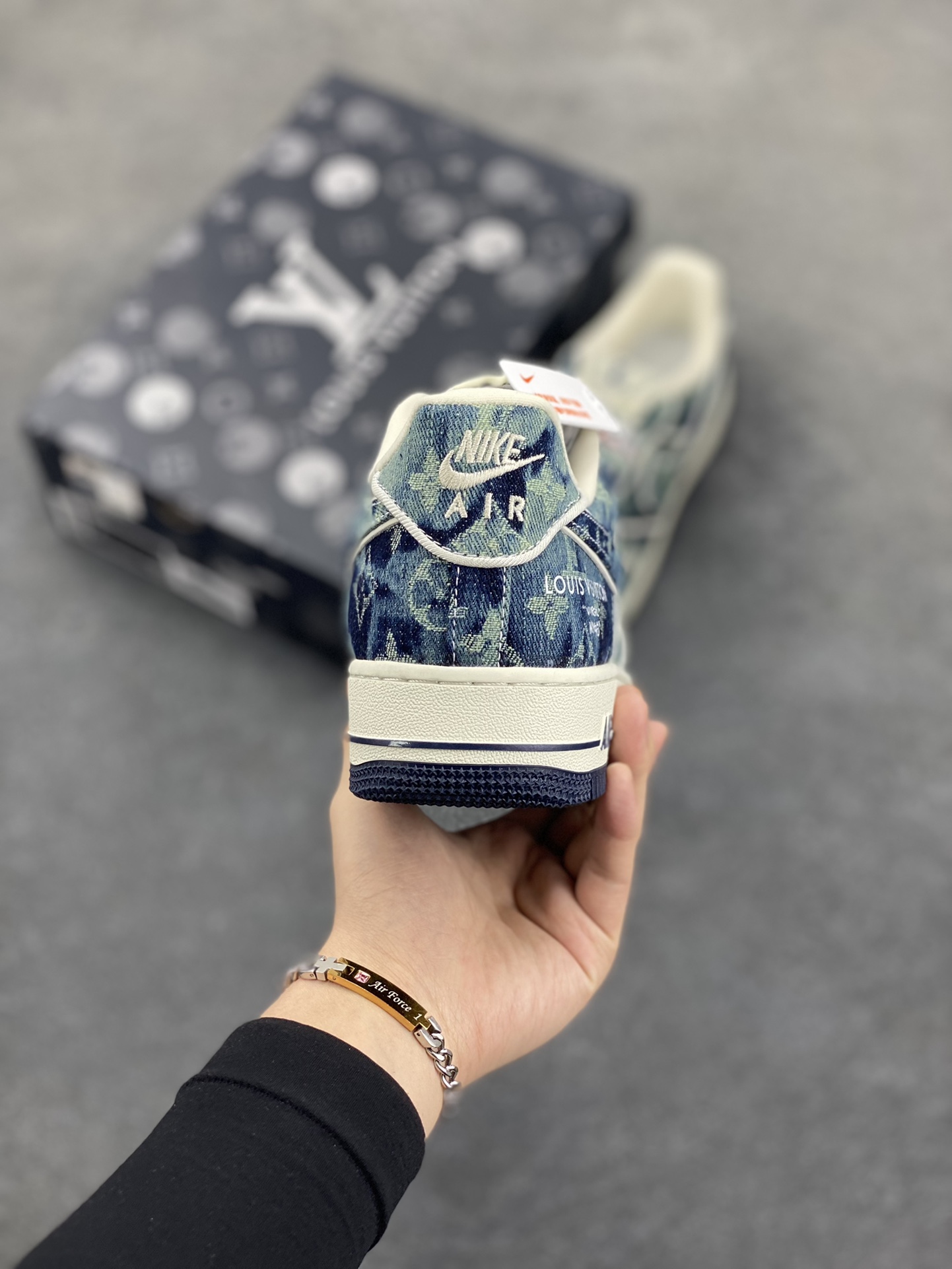 图片[4]-Nike Air Force 1 Low 07 x Louis Vuitton 牛仔布 原楦头原纸板 打造纯正低帮空军版型专注外贸渠道 全掌内置蜂窝气垫 原盒配件 原厂中底钢印、拉帮完美 货号：SC9207-533 尺码：36 36.5 37.5 38 38.5 39 40 40.5 41 42 42.5 43 44 44.5 45-选品中心