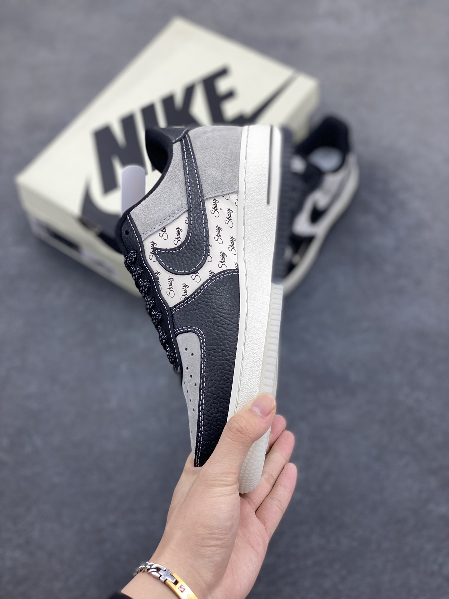 图片[3]-NIke Air Force 1 \’07 Low “斯图西联名——双拼黑荔纹”空军一号 低帮 运动鞋 休闲鞋 折边针车 工艺难度大 原楦头原纸板 原装鞋盒 定制五金配件 内置全掌气垫 原厂鞋底 货号：CH6336-518 尺码：36 36.5 37.5 38 38.5 39 40 40.5 41 42 42.5 43 44 44.5 45-选品中心