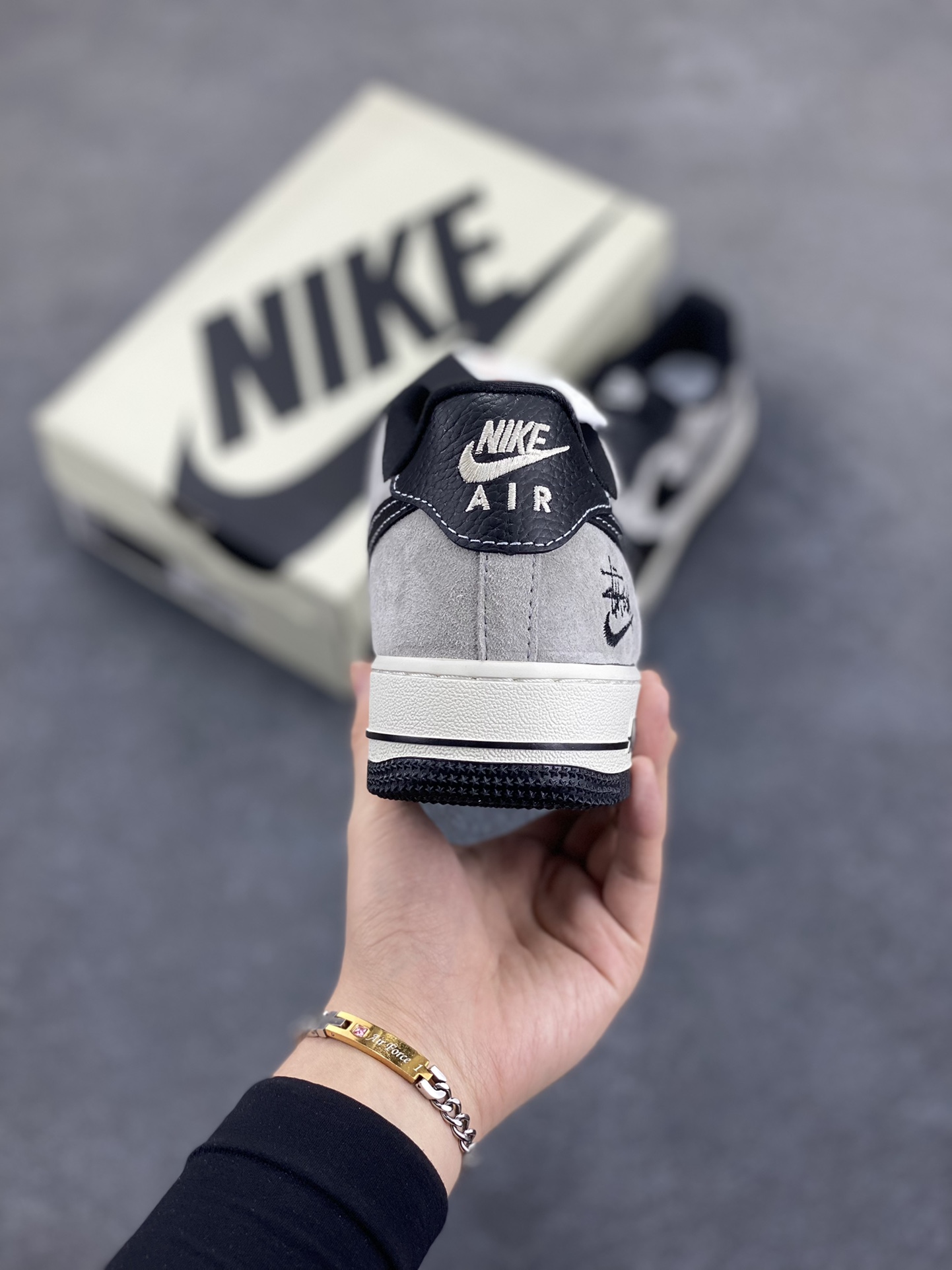 图片[4]-NIke Air Force 1 \’07 Low “斯图西联名——双拼黑荔纹”空军一号 低帮 运动鞋 休闲鞋 折边针车 工艺难度大 原楦头原纸板 原装鞋盒 定制五金配件 内置全掌气垫 原厂鞋底 货号：CH6336-518 尺码：36 36.5 37.5 38 38.5 39 40 40.5 41 42 42.5 43 44 44.5 45-选品中心