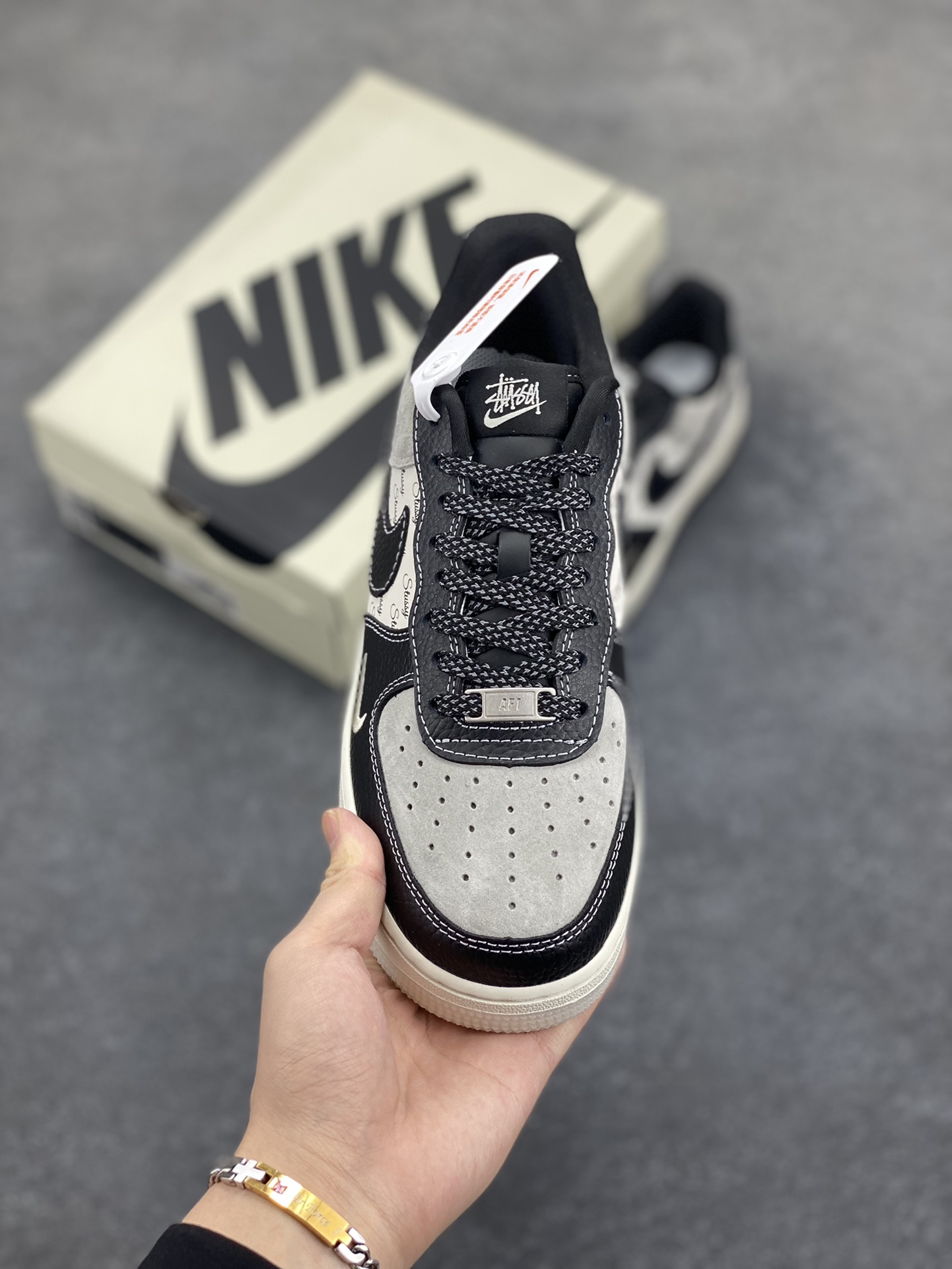 图片[2]-NIke Air Force 1 \’07 Low “斯图西联名——双拼黑荔纹”空军一号 低帮 运动鞋 休闲鞋 折边针车 工艺难度大 原楦头原纸板 原装鞋盒 定制五金配件 内置全掌气垫 原厂鞋底 货号：CH6336-518 尺码：36 36.5 37.5 38 38.5 39 40 40.5 41 42 42.5 43 44 44.5 45-选品中心