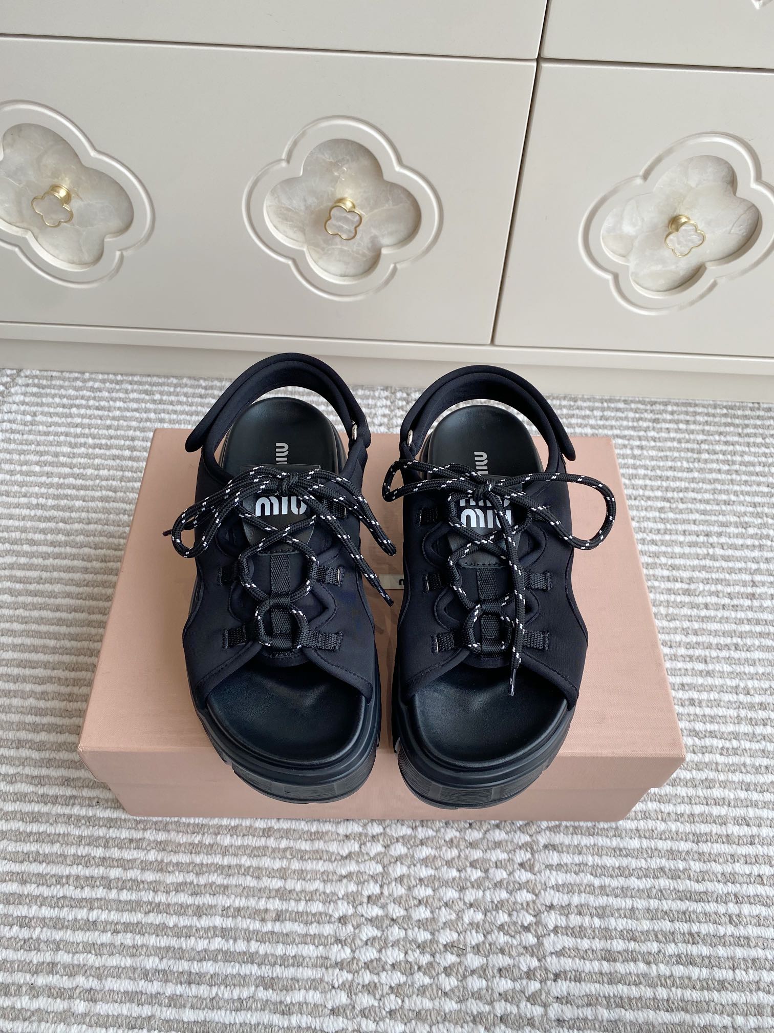 NO:403075,MiuMiu25 new thick-soled strap sandals, a blessing for small girls, comfortable feet, increase height and lengthen leg proportions. Imported lycra fabric, cowhide midsole. Original mold TPU outsole. Increase height 5.5cm Size35-40 (40 fixed), sandals, miumiu, sandals, cowhide19860909批 MiuMiu25新款厚底绑带凉鞋 小个子女生的福音 上脚舒适 增高拉长腿部比例. 进口莱卡面料,牛皮包中底. 原版模具TPU大底. 增高5.5cm Size35-40（40定）,凉鞋,miumiu,sandals,cowhide,Women's Shoes