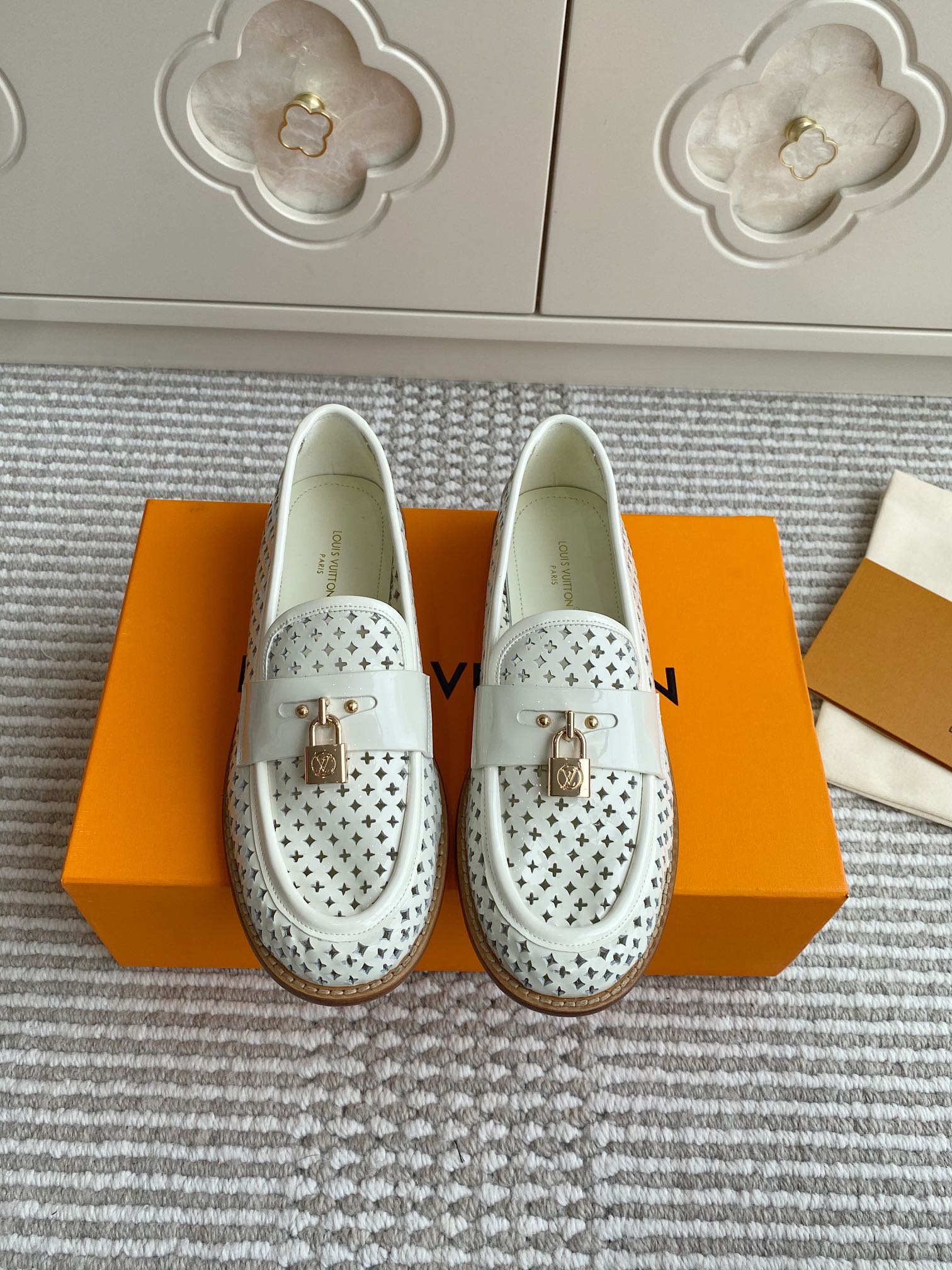 NO:403065,L Donkey Louis Vuitton 25ss Spring and Summer LV lock-toe punching hollow loafers market high-end product quality Latest original buckle, official website original disassembled original customized patent leather Use imported sheepskin as inner lining, foot pad combined with perfect shoe last. Make your feet comfortable and generous, a rare travel artifact. Fabric: imported beef patent leather inner lining sheepskin foot pad sheepskin outsole Italian genuine leather outsole Size35-39 (40/41/42 customized without return or exchange), loafers, louis vuitton, louis vuitton, louis vuitton, louis vuitton, louis vuitton, louis vuitton, louis vuitton, louis vuitton, louis vuitton, louis vuitton, louis vuitton, louis vuitton, louis vuitton, loafers, sheepskin, Leather soles19860909批 L驴家路易威登Louis Vuitton 25ss 春夏 LV锁头冲孔镂空乐福鞋 市场高端产品质量 最新原版饰扣,官网原版拆解原版订制漆皮 采用进口羊皮作内裡、垫脚结合完美鞋楦.让您上脚舒适不失落落大方,一款不可多得的出行神器. 面料:进口牛漆皮 内裡羊皮 垫脚羊皮 大底意大利真皮大底 Size35-39（40/41/42订做不退不换）,乐福鞋,louis vuitton,louis vuitton,louis vuitton,louis vuitton,louis vuitton,loafers,sheepskin,Leather soles,Women's Shoes