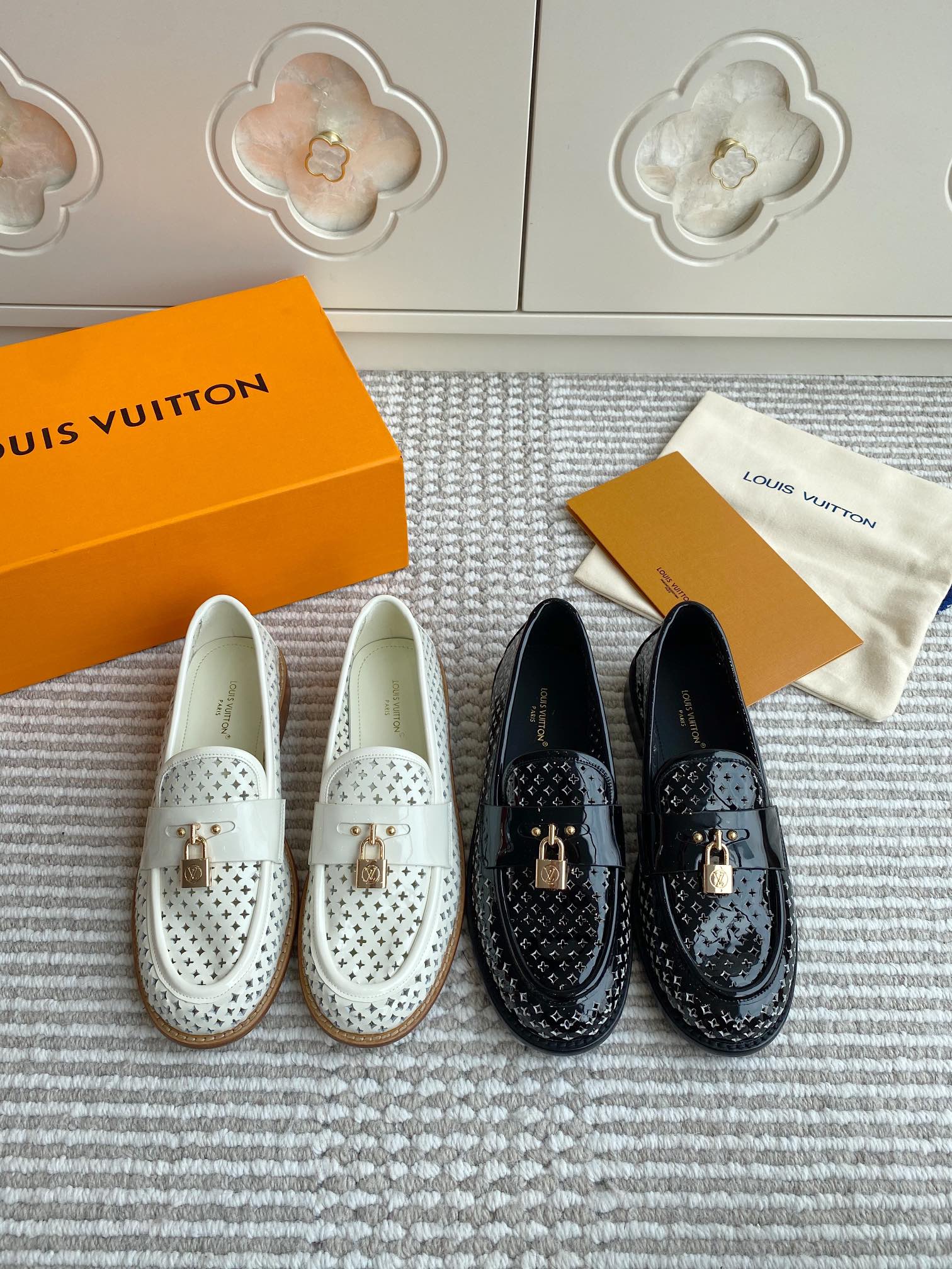NO:403070,LV·Lock-head punching hollow loafers·35-42,louis vuitton,loafers19860909LV·锁头冲孔镂空乐福鞋·35-42,乐福鞋,louis vuitton,loafers,Women's Shoes