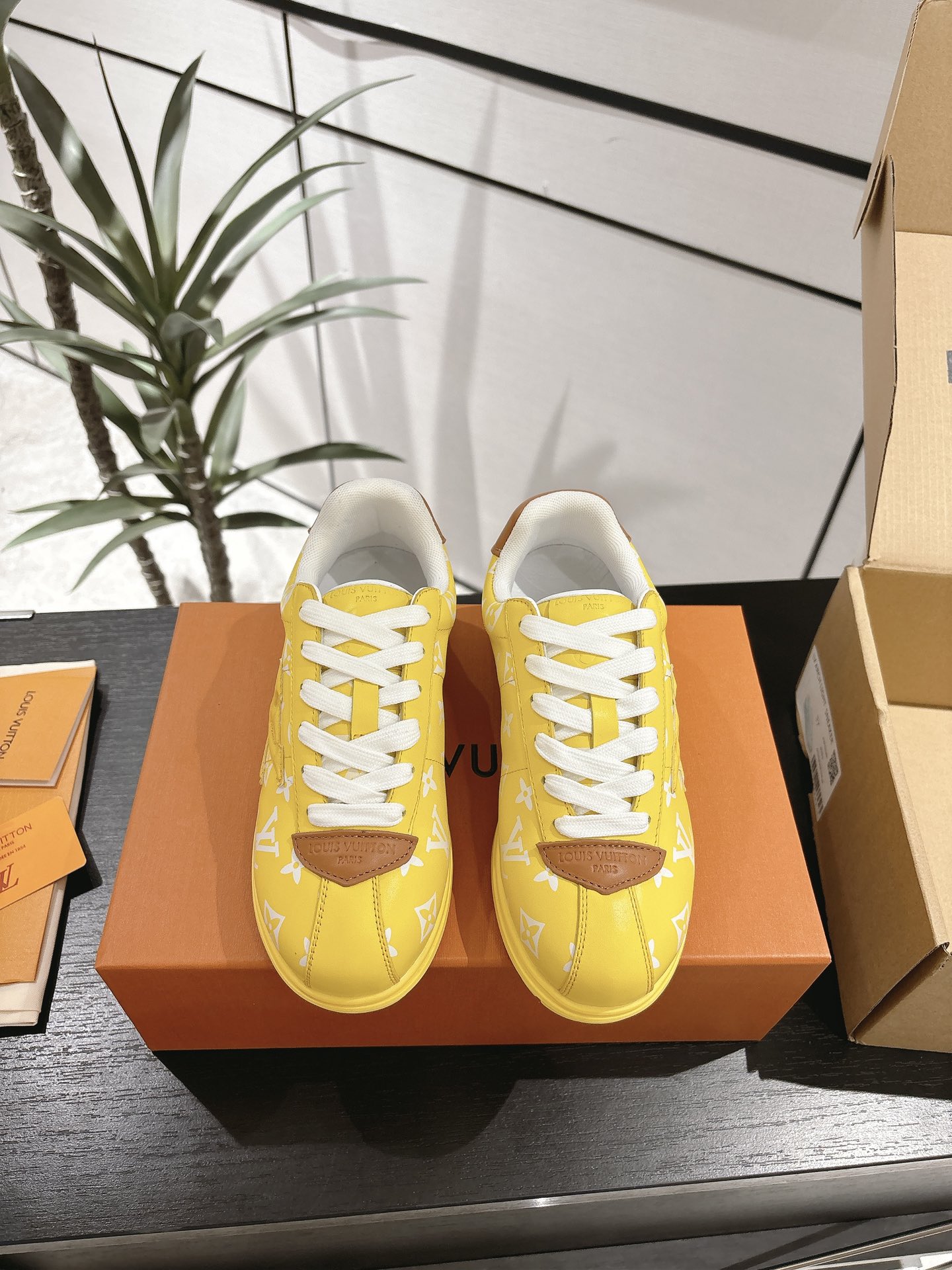 NO:402253,Official synchronization Forrest Gump shoes are released, couples, European and American counters are launched. Lv Louis Vuitton (LV) brand. LV is a famous French luxury brand. It was founded in Paris in 1854. It is famous for its exquisite craftsmanship and classic Monogram patterns. Its products cover leather goods, fashion, shoes, accessories and other fields. It has a high status and wide influence in the fashion industry. These shoes are rich in color, some with brand iconic patterns, showing the brand's unique fashion style. It is said that it may be a new 2025 model related to Philippine Dong. Couple model size 36 - 45. Full set of packaging, casual shoes/sports shoes, louis vuitton, louis vuitton, louis vuitton, louis vuitton, louis vuitton, louis vuitton, sneakers19860909官方同步 阿甘鞋最新出炉 情侣款 欧美专柜上线 Lv路易威登（Louis Vuitton,简称LV）品牌的.LV是法国著名奢侈品品牌,1854年创立于巴黎 ,以精湛工艺、经典Monogram图案闻名,产品涵盖皮具、时装、鞋履、配饰等多个领域,在时尚界拥有极高的地位和广泛影响力 .这些鞋子色彩丰富,部分带有品牌标志性图案,展现出品牌独特的时尚风格. 有信息称可能是菲董相关的2025年新款 情侣款尺码36 - 45码 全套包装,休闲鞋/运动鞋,louis vuitton,louis vuitton,louis vuitton,sneakers,Women's Shoes