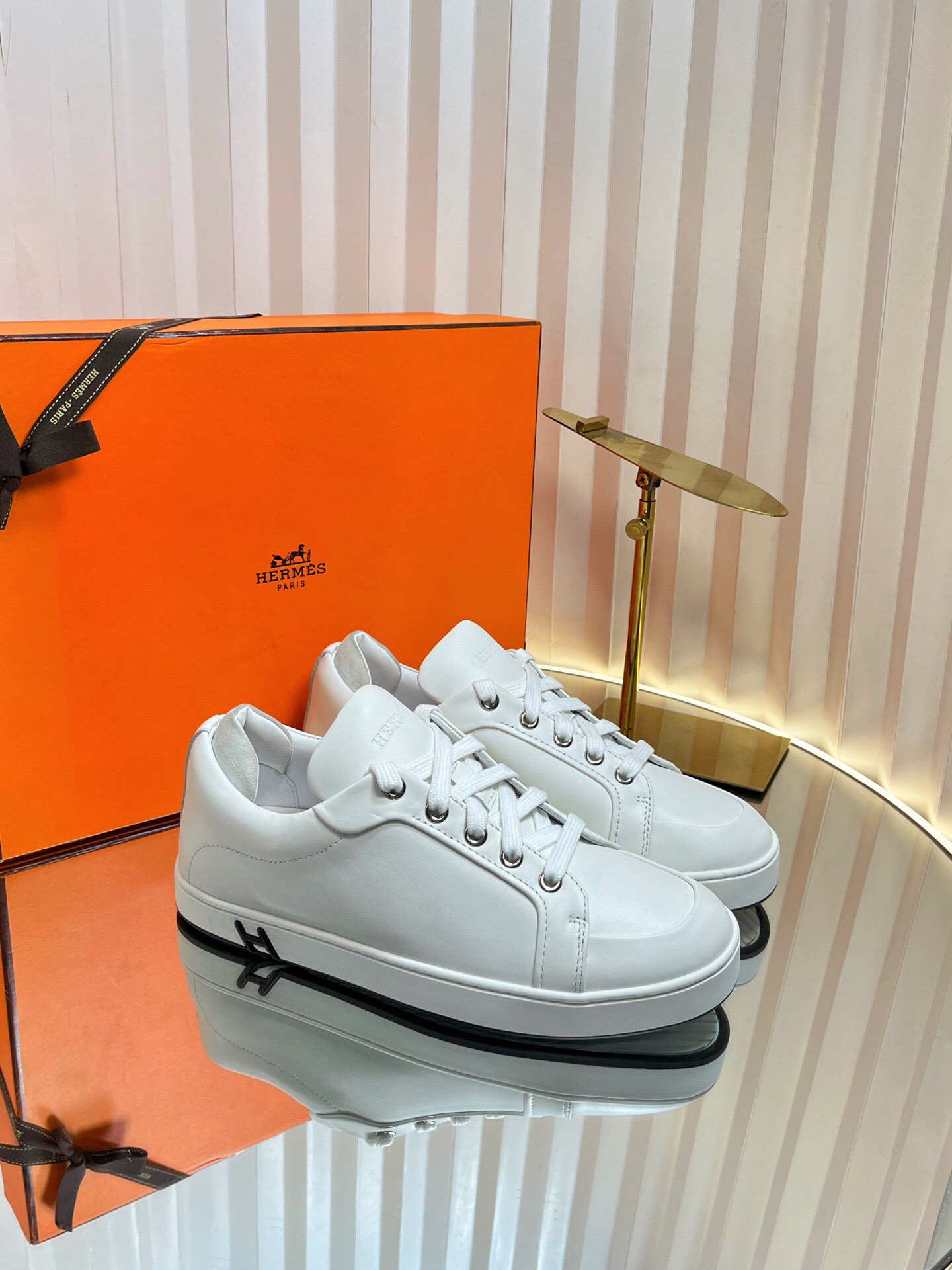 NO:410165,Women's style, men's style, 10 [Couple style] H home casual shoes, trendy and luxurious white shoes!  The lasted boots + British retro design, classic and beautiful!  The comic style of the small H connecting soles, simple and low-key# Fashion trend#casual versatile sneakers. Women's size 35-40 (41 custom made) Men's size 4044 (45, 46 custom made), casual shoes/sports shoes, boots, sneakers19860909女款 男款10【情侣款】H家休闲板鞋 潮款高奢小白鞋！经楦靴型+英伦复古设计,经典耐看！小H连接鞋底的漫画风,简约低调# 时尚潮流#休闲百搭运动鞋. 女码35-40（41定做） 男码4044（45、46定做）,休闲鞋/运动鞋,boots,sneakers,Women's Shoes