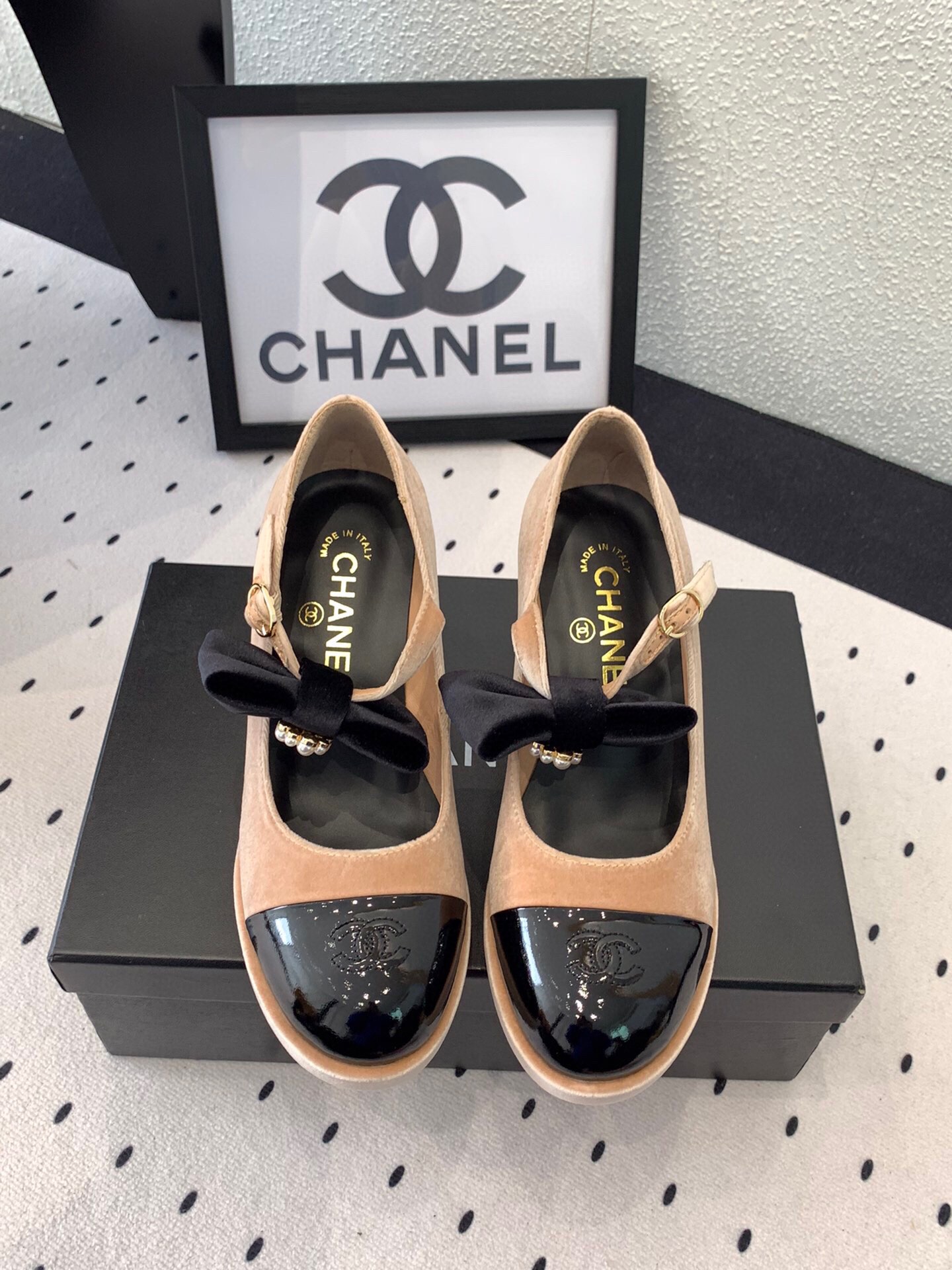NO:382415,Chanel new water platform high heels, high version shipment, catwalk styles on each platform, comfortable and long legs, imported velvet upper, sheepskin footbed, Italian leather soles Size: 35-39 (40 41 customized), high heels, chanel, high heels, sheepskin, Leather soles19860909Chanel新款水台高跟鞋 高版本出货 各发平台走秀款 上脚舒服特显大长腿 进口丝绒鞋面 羊皮垫脚 意大利真皮大底 Size: 35-39 (40 41订做),高跟鞋,chanel,high heels,sheepskin,Leather soles,Women's Shoes