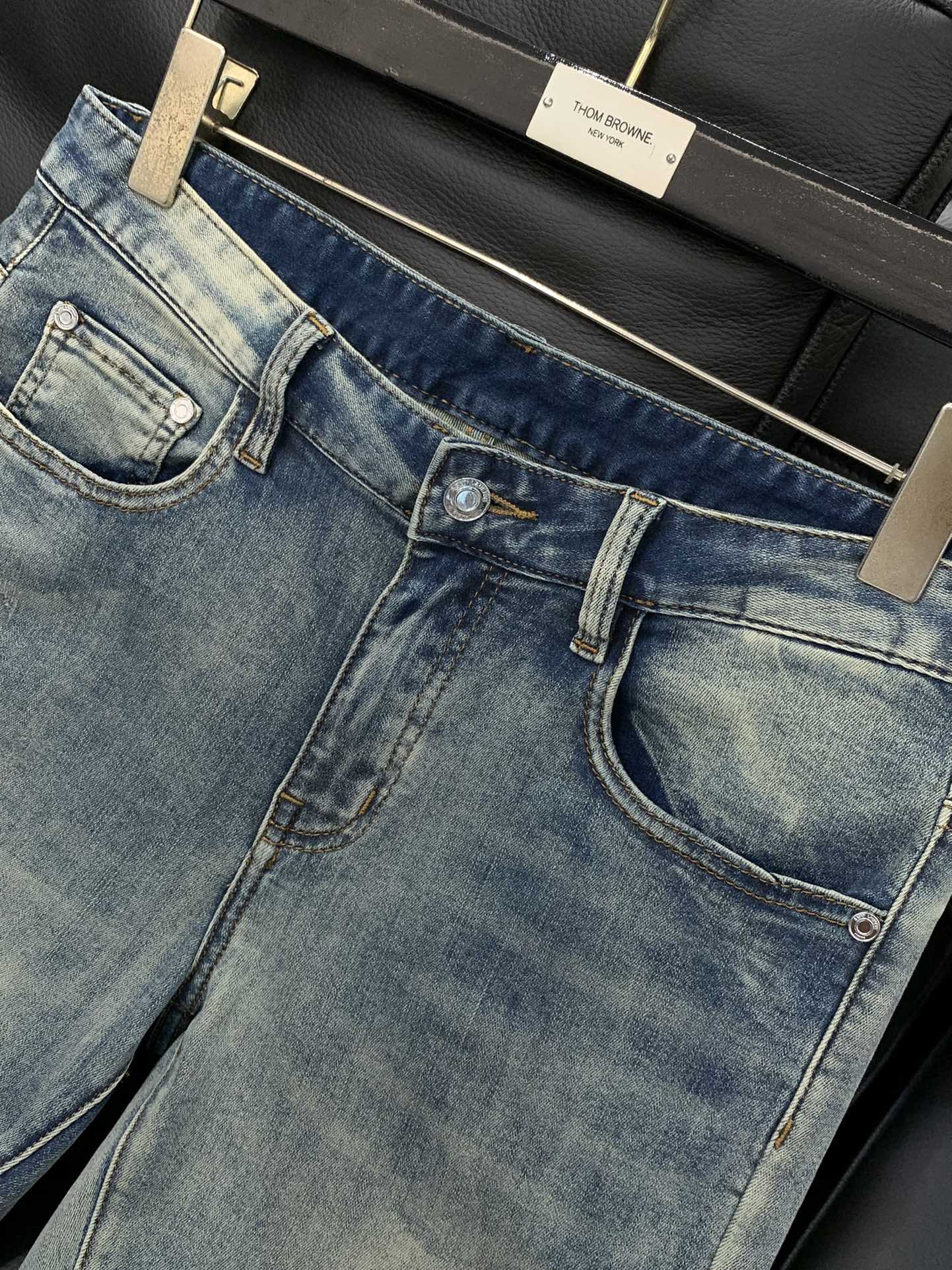 “Saint Laurent Spring 2025 Collection: Premium Water-Washed Jeans with Unique Designs” - 图片 3