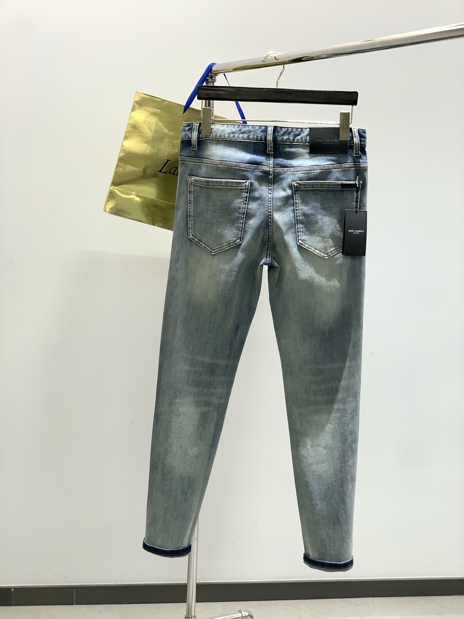 “Saint Laurent Spring 2025 Collection: Premium Water-Washed Jeans with Unique Designs” - 图片 2