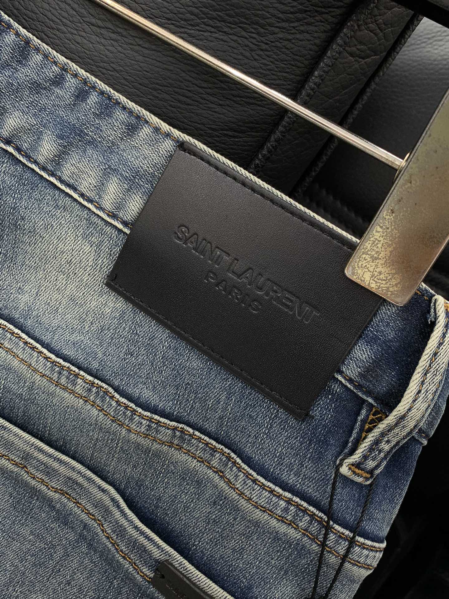 “Saint Laurent Spring 2025 Collection: Premium Water-Washed Jeans with Unique Designs” - 图片 8