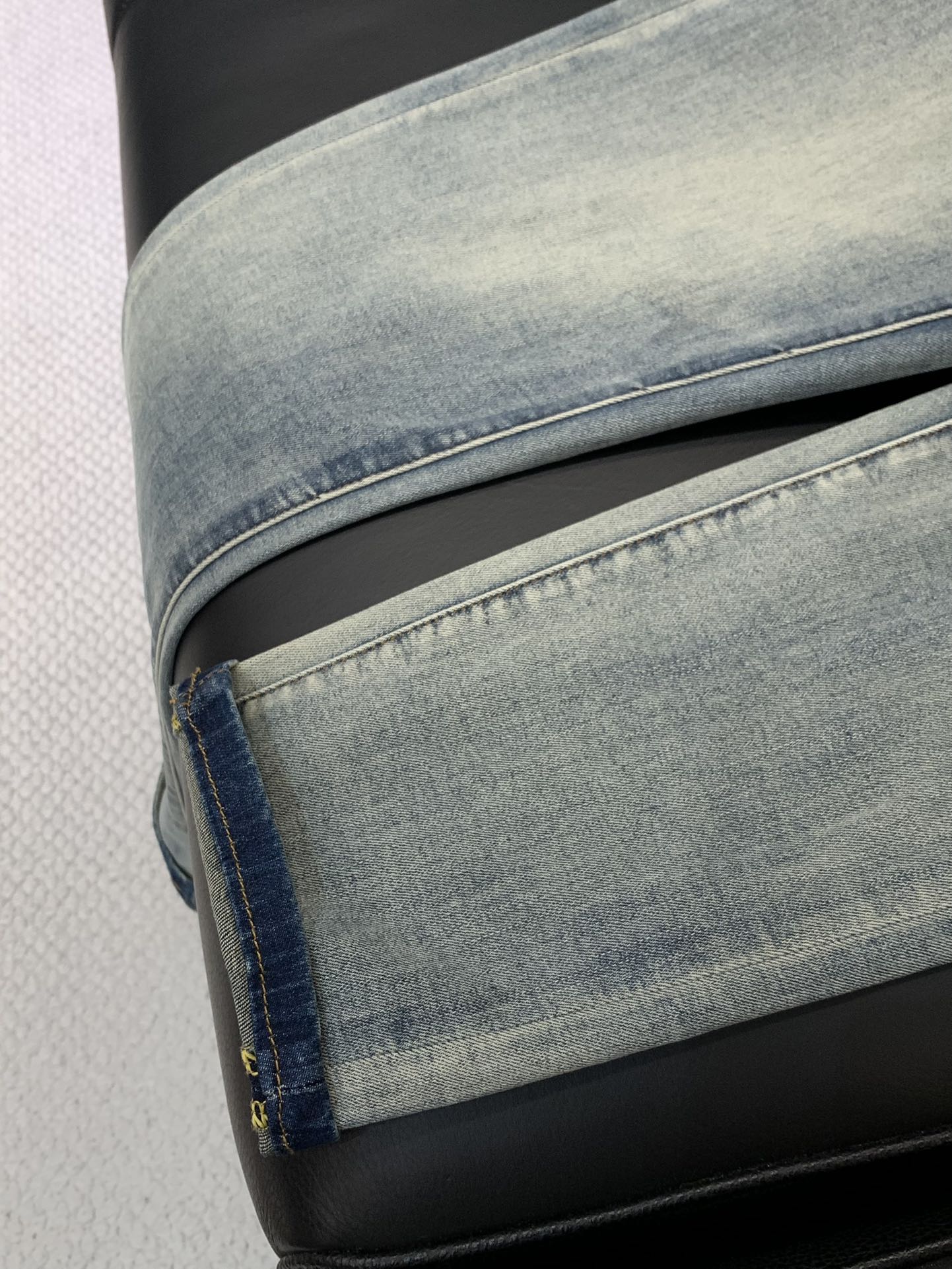 “Saint Laurent Spring 2025 Collection: Premium Water-Washed Jeans with Unique Designs” - 图片 6