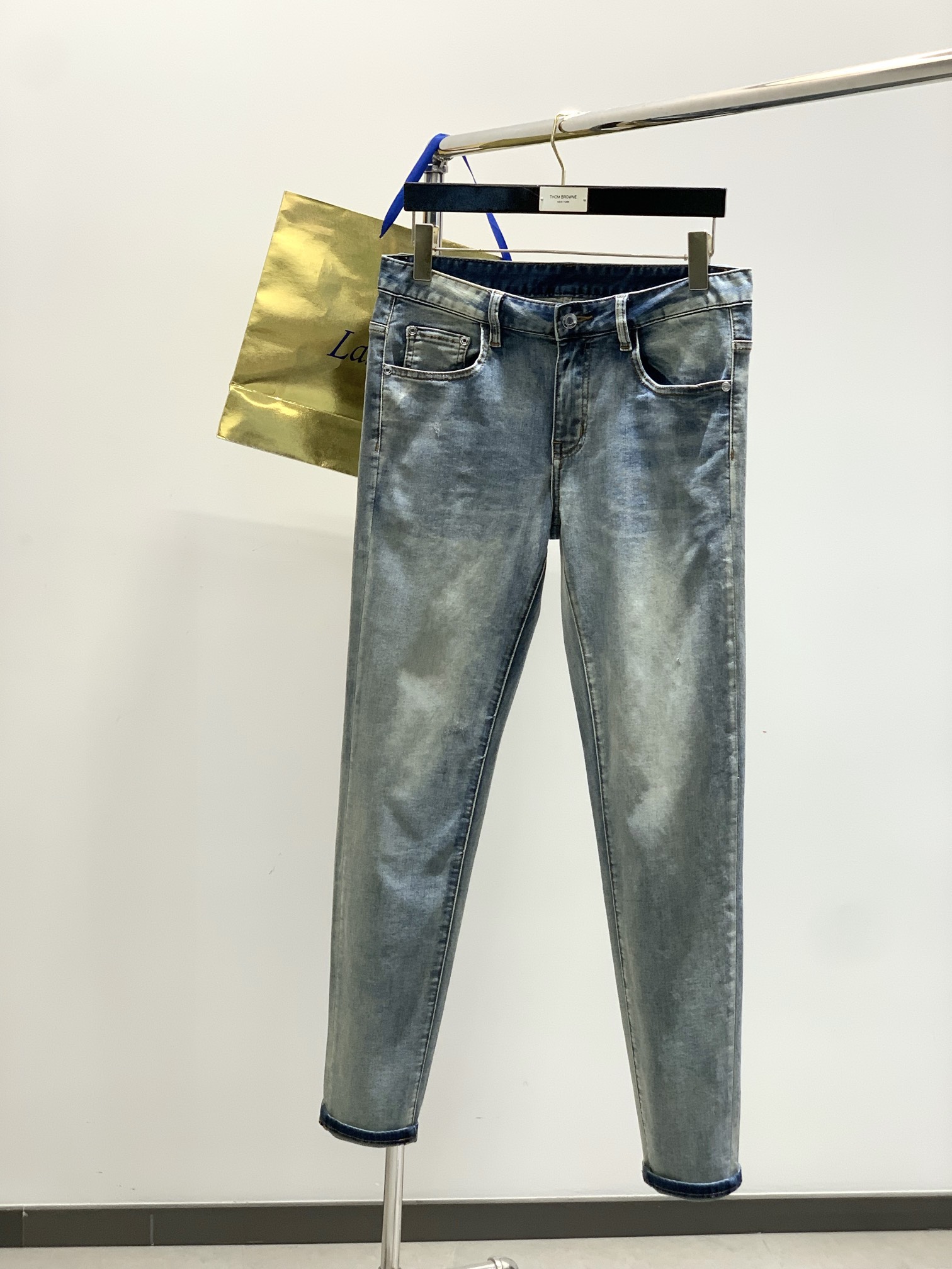 “Saint Laurent Spring 2025 Collection: Premium Water-Washed Jeans with Unique Designs” - 图片 1