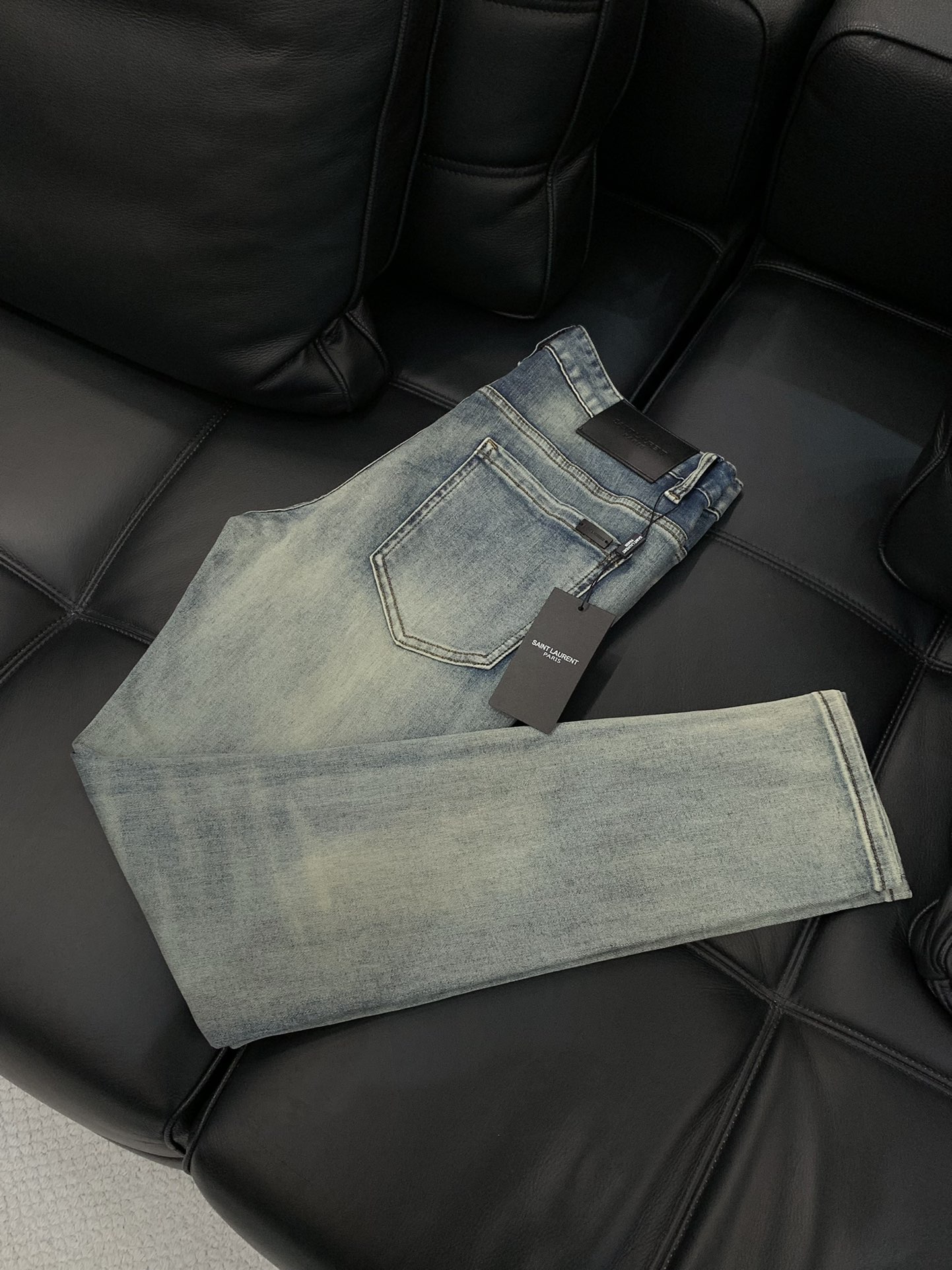 “Saint Laurent Spring 2025 Collection: Premium Water-Washed Jeans with Unique Designs” - 图片 9