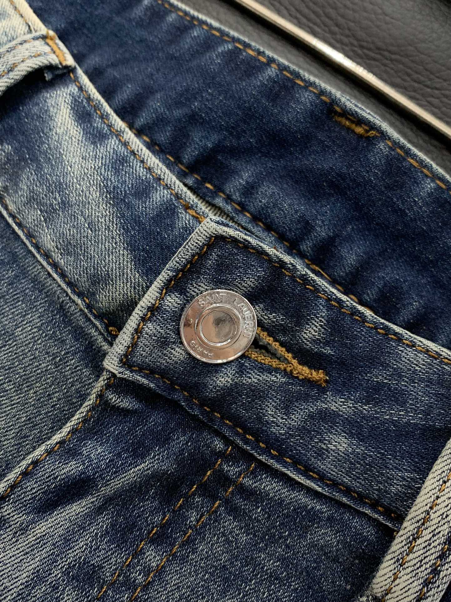 “Saint Laurent Spring 2025 Collection: Premium Water-Washed Jeans with Unique Designs” - 图片 5