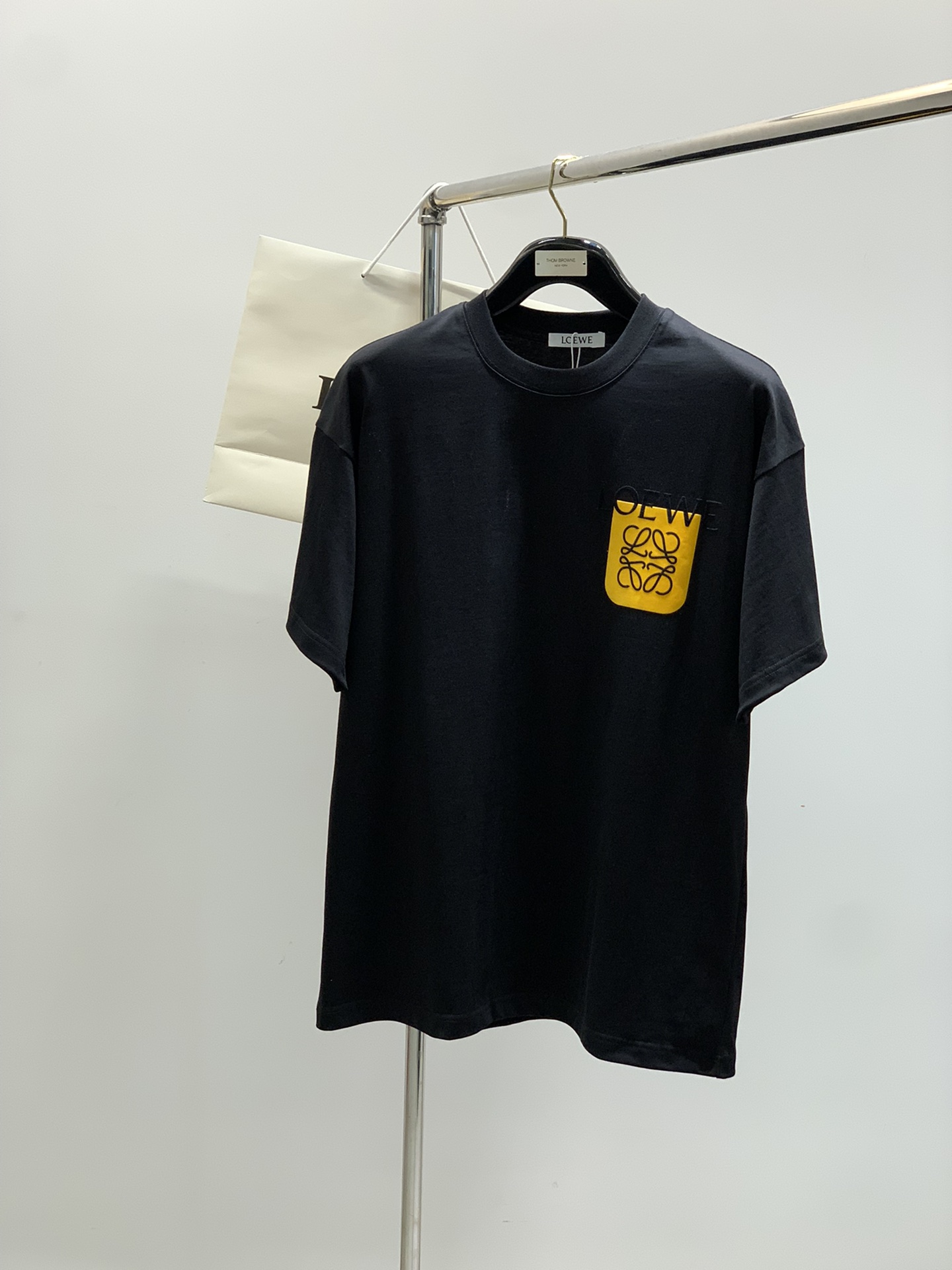 NO:427278,,Loewe, the latest summer model, available at the counter at the same time, original single product, fashionable and casual round neck short-sleeved T-shirt, very distinctive on the upper body!  Eye-catching and highlighted, imported original fabric, top-level printing craft letter pattern decorative logo, simple but not lacking in fashion, classic and atmospheric, comfortable and breathable, handsome and stylish on the upper body, 2 colors recommended, code number M-3Xl,,loewe,loewe,T-shirt,tees,t-shirt,alexander wang19860909,Loewe 罗意威,夏季最新款,专柜同步有售,原单狠货,时尚休闲圆领短袖T恤,上身很有特点！吸睛而有亮点,进口原版面料,顶级印花工艺字母图案装饰Logo,简单而不失时尚,经典大气,舒适透气,上身帅气有型,2色推荐,码数M-3Xl,,loewe,loewe,T-shirt,tees，t-shirt,alexander wang,Men's clothing