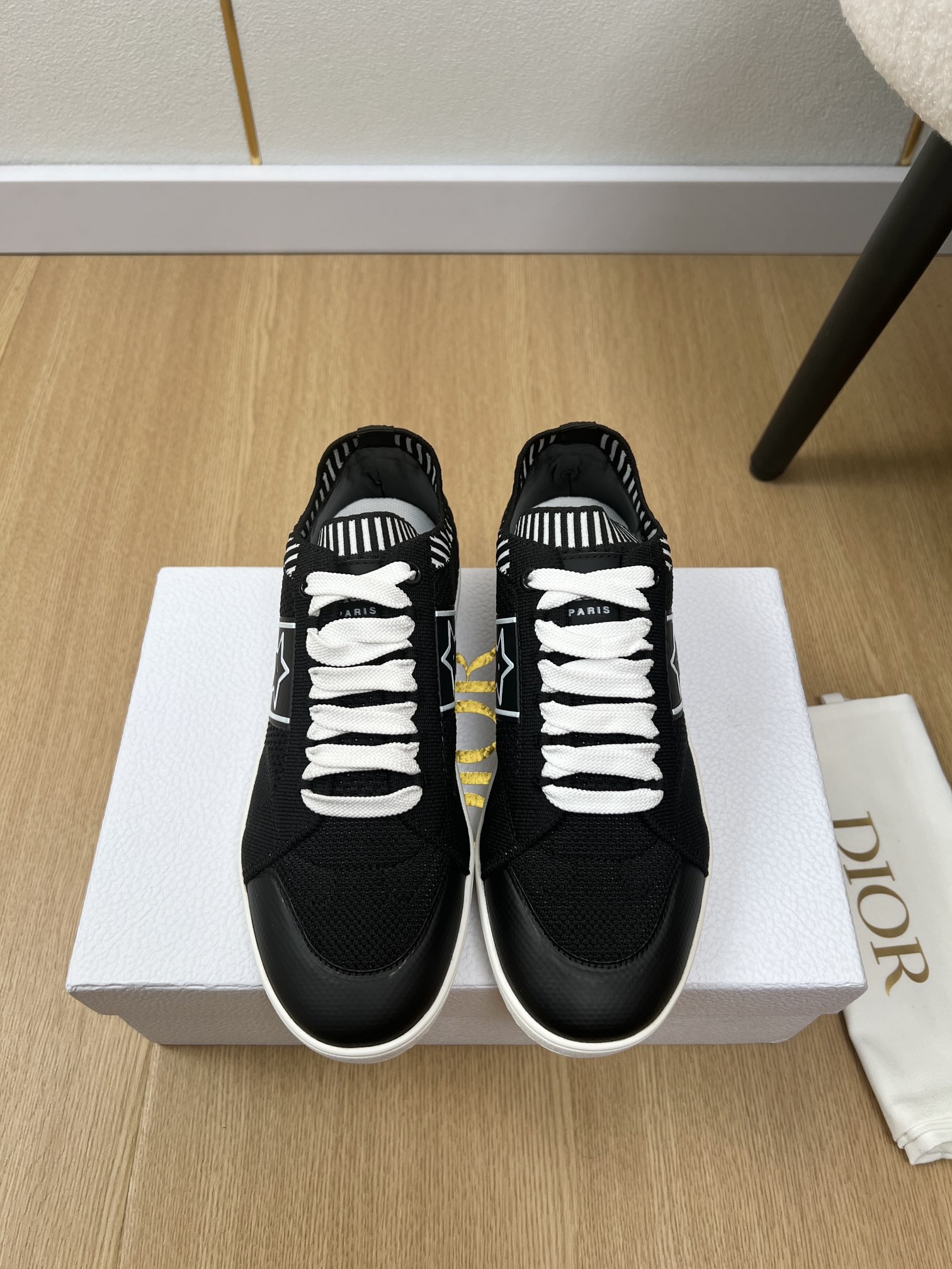 NO:407333,DIOR | 2025 D Home 2025 Fall and Winter New Products, the latest knitted Flying lace-up straps casual sports shoes series Original purchase and development Made this Run'n'Dior sneakers are a new product of the 2025 autumn series, reinterpreting the sports style with an elegant and fashionable look. The upper is carefully crafted with white mesh fabric, and the side and heel are decorated with the Christian Dior Paris logo. The exquisite two-color sole can add a high-order temperament to various casual styles Original custom-made upper imported high-density flying weaving, imported high-density breathable mesh, outsole original open mold rubber non-slip sole, heel height 2.5cm, size 35-41 (40.41 customization), casual shoes/sports, dior, dior, dior, sneakers19860909DIOR迪奥 | 2025 D家2025秋冬新品 专柜最新针织 飞织绑带休闲 运动鞋系列 原版购入开发 做货 这款 Run'n'Dior 运动鞋是2025秋季系列新品,以优雅时尚的造型重新演绎运动风格.鞋面采用白色网眼织物精心制作,鞋侧和鞋跟饰以 Christian Dior Paris 标志.精致的双色鞋底,可为各式休闲造型增添高订气质 鞋面原版定制进口高密度飞织 内里进口高密度透气网  大底原版开模橡胶防滑大底 跟高 2.5cm 码数35-41（40.41定制）,休闲鞋/运动鞋,dior,dior,dior,sneakers,Women's Shoes