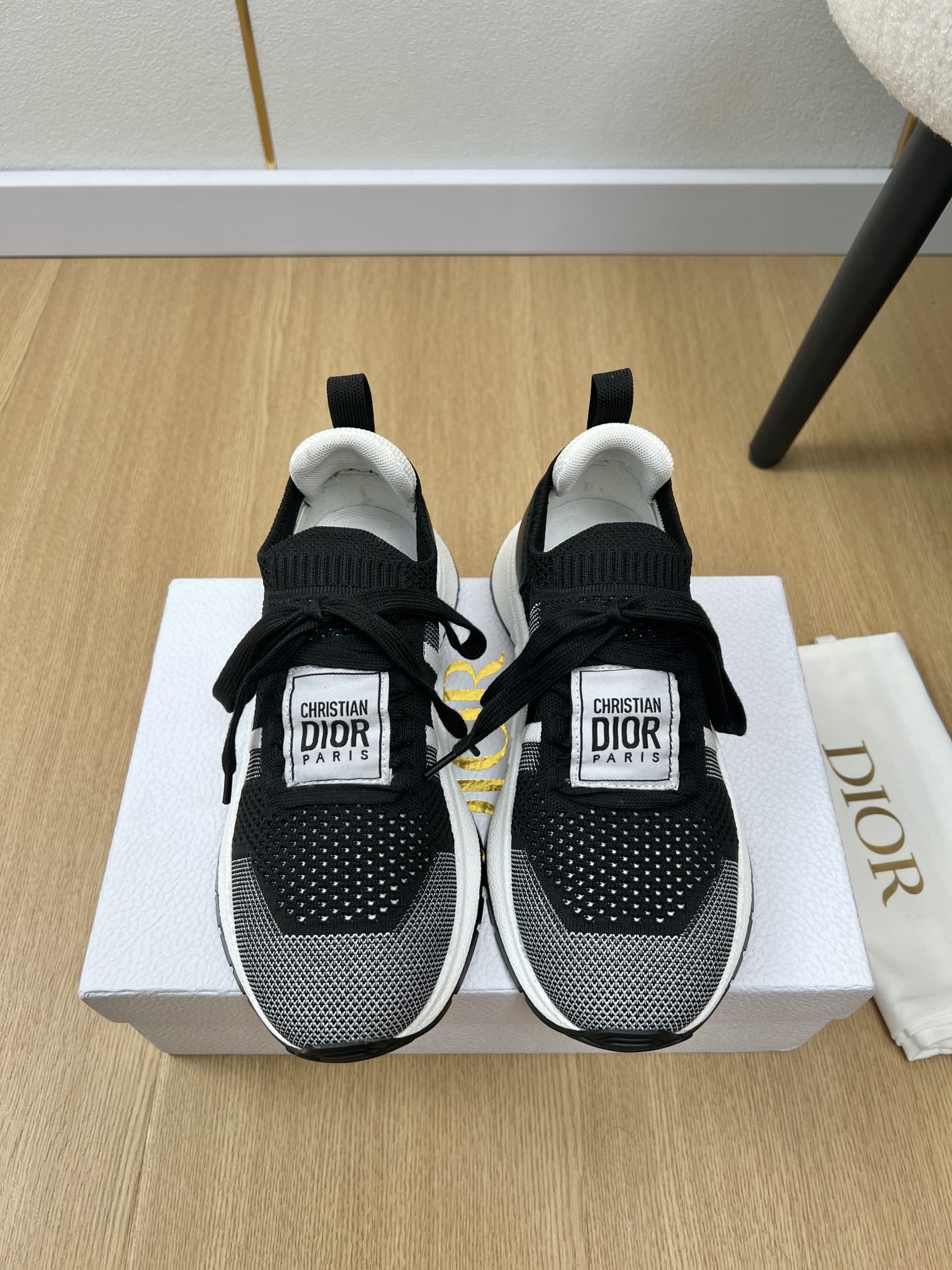 NO:407335,Couple model DIOR Dior | 2025 D Home 2025 Fall and Winter New Products, the latest knitted Flying Wear Thick Sole Casual Sneakers Series Original Purchase and Development Make Production This Run'n'Dior sneakers are a new product of the 2025 autumn series, reinterpreting the sports style with an elegant and fashionable look. The upper is carefully crafted with white mesh fabric, and the laces and heels are decorated with the Christian Dior Paris logo. The exquisite two-color sole is light and soft, which can add a high-order temperament to all kinds of casual styles. The upper is customized with imported high-density flying weaving. The inner inner high-density breathable net. The original model of the large sole is ultra-light TPU anti-slip two-color outsole. Heel height 4cm. Size number for women 35-40 men 39-45 (female 40 men 45 customized) women  Men's style, casual shoes/sports shoes, dior, dior, dior, sneakers19860909情侣款DIOR迪奥 | 2025 D家2025秋冬新品 专柜最新针织 飞织 厚底 休闲 运动鞋系列 原版购入开发 做货 这款 Run'n'Dior 运动鞋是2025秋季系列新品,以优雅时尚的造型重新演绎运动风格.鞋面采用白色网眼织物精心制作,鞋带和鞋跟饰以 Christian Dior Paris 标志.精致的双色鞋底轻盈柔软,可为各式休闲造型增添高订气质 鞋面原版定制进口高密度飞织 内里进口高密度透气网  大底原版开模超轻TPU防滑双色大底 跟高 4cm 码数女35-40男39-45（女40男45定制） 女款 男款,休闲鞋/运动鞋,dior,dior,dior,sneakers,Women's Shoes