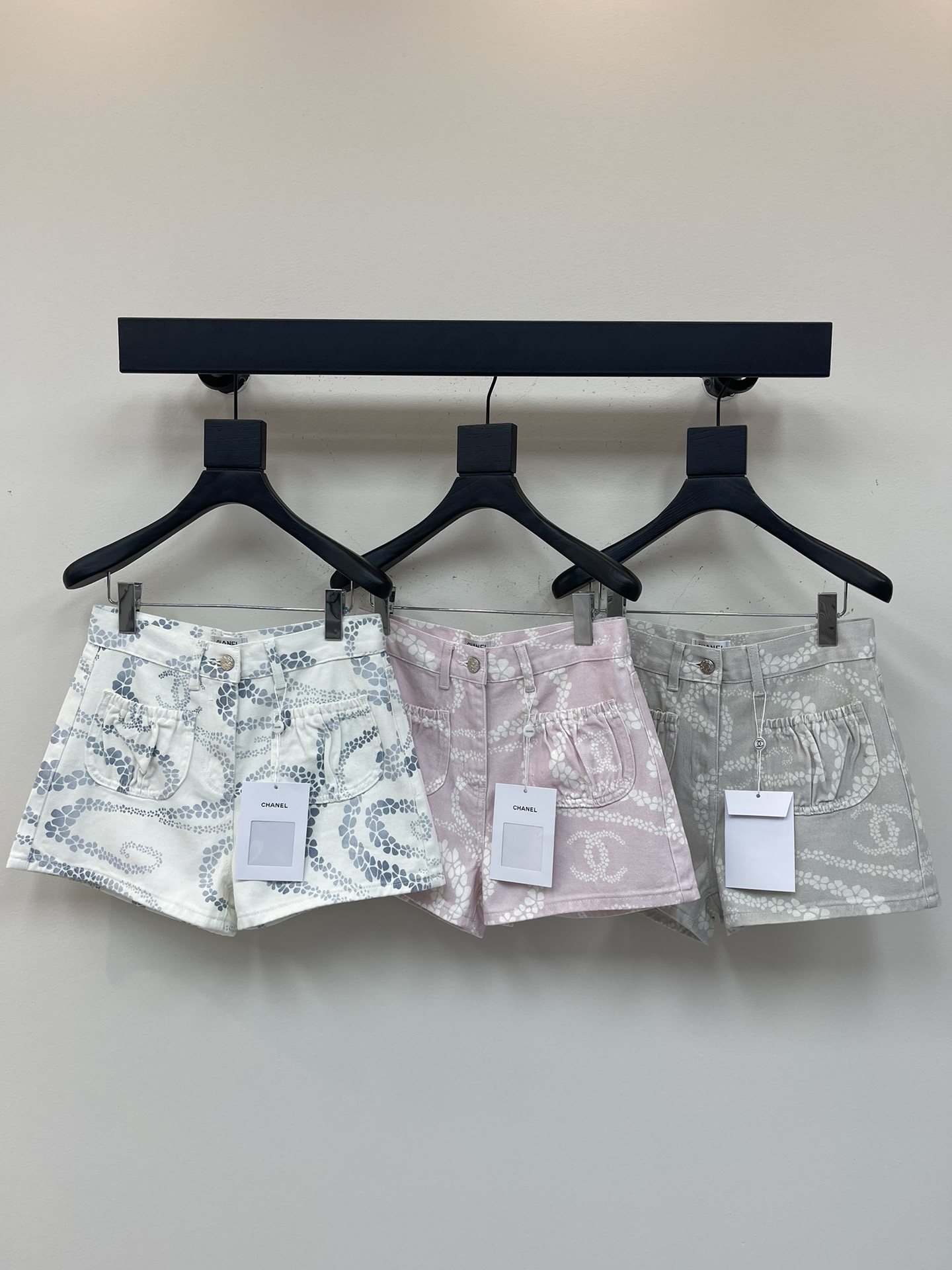 NO:411769,Chane* small fragrant style 25coco beach series new three-color denim shorts. Pink, blue and Green White are available with a strong sea breeze~ Inspired by the seaside holiday that Gabriel Chanel loves, the slack design of Hampton's pine pocket buds is perfectly combined with the retro style of the 1990s. This season focuses on black and white diamonds, pastel colors and marine elements (such as starfish, stripes, etc.), which are fresh and fashionable. The three-color is on stock. Color: pink, blue, Green White. Size 36.38.40, chanel, chanel, shorts, alexander wang19860909Chane*小香风25coco beach系列新品三色牛仔短裤.粉、蓝、格陵白三色带着浓浓的海风气息登场～ 灵感来自嘉柏丽·香奈儿热爱的海滨假期,将汉普顿的松 口袋花苞设计弛感与90年代复古风完 美结合.这一季主打黑白菱格、粉彩色系和海洋元素（像海星、条纹等）,清新又有时髦感.三色现货上架 颜色: 粉色、蓝色、格陵白 尺码36.38.40,,chanel,chanel,shorts,alexander wang,Women's clothing