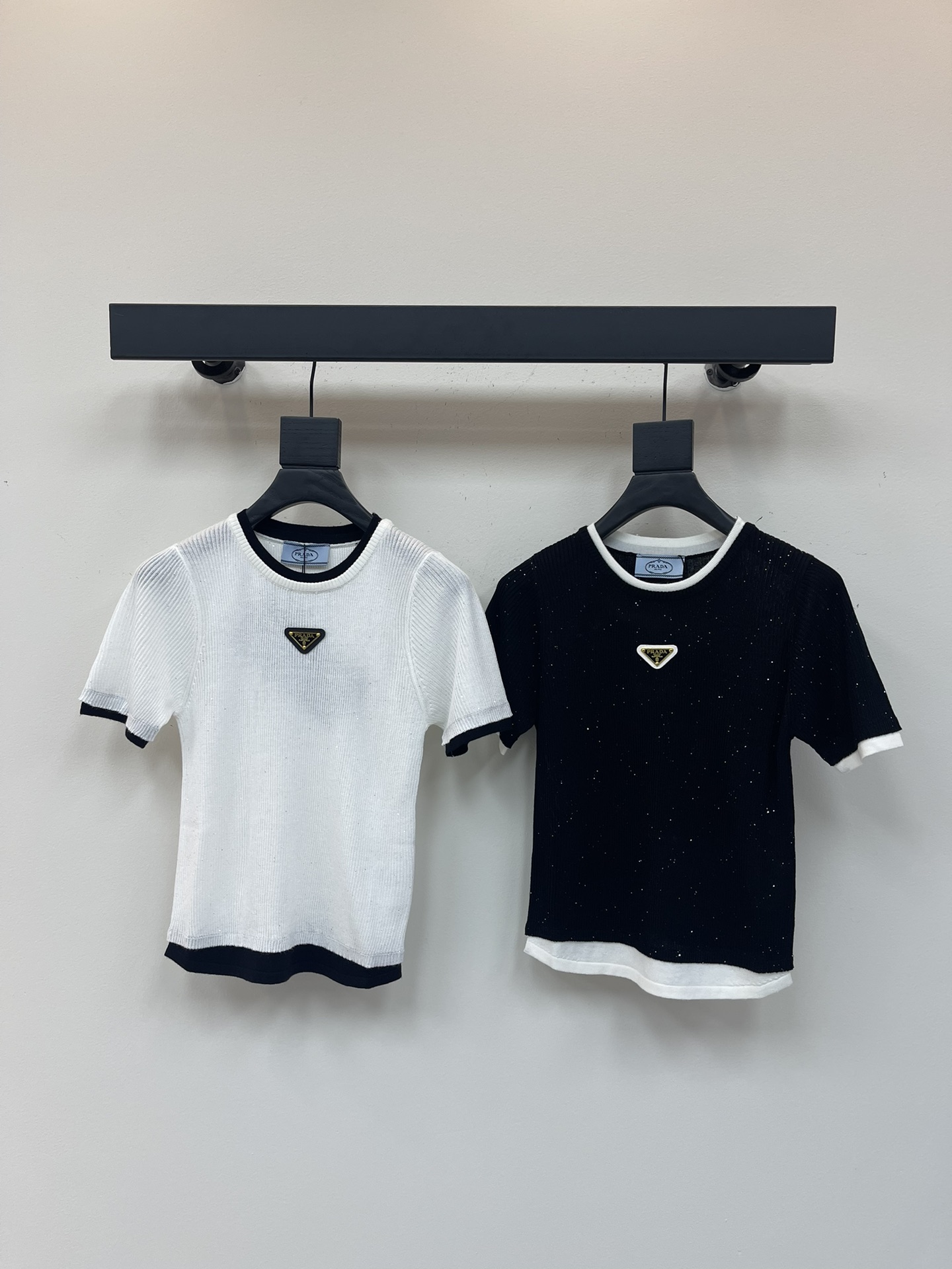 NO:411754,Prad*25 spring and summer new heavy industry bead piece splicing knitted short sleeves!  Custom imported materials, high-quality texture, comfortable and soft, round neck short-sleeved slim body cut, dense knitted, strong wrapping, slim fit and slim, color-blocking of the collar cuffs, add a sense of design, and the letter mark on the chest enhances the sense of high-end!  SML, prada, T-shirt, alexander wang19860909Prad*25春夏新款重工珠片拼接针织短袖！定制进口材质 质感高级 舒适柔软 圆领短袖修身上衣剪裁 密实针织包裹性强 修身显瘦 领口袖口拼色增添设计感 胸前字母标提升高级感！SML,,prada,T-shirt,alexander wang,Women's clothing