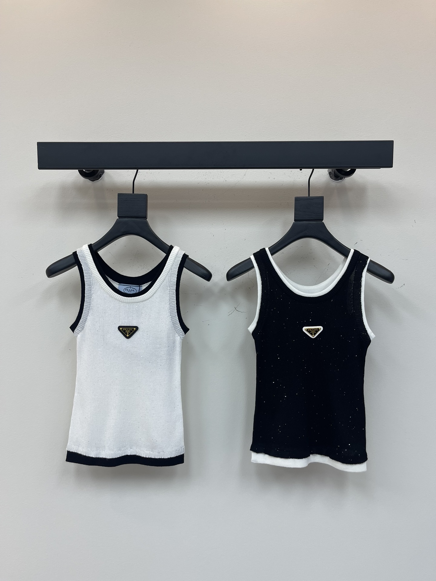 NO:411762,Prad*25 Spring and Summer New Heavy Industry Bead Chip Spliced ​​Knitted Vest!  Custom imported materials, high-quality texture, comfortable and soft, round neck vest slim body cut, dense knitted, strong wrapping, slim fit and slim, color-blocking of collar cuffs, add a sense of design, and the letter mark on the chest enhances the sense of high-end!  SML, prada, alexander wang19860909Prad*25春夏新款重工珠片拼接针织背心！定制进口材质 质感高级 舒适柔软 圆领背心修身上衣剪裁 密实针织包裹性强 修身显瘦 领口袖口拼色增添设计感 胸前字母标提升高级感！SML,,prada,alexander wang,Women's clothing