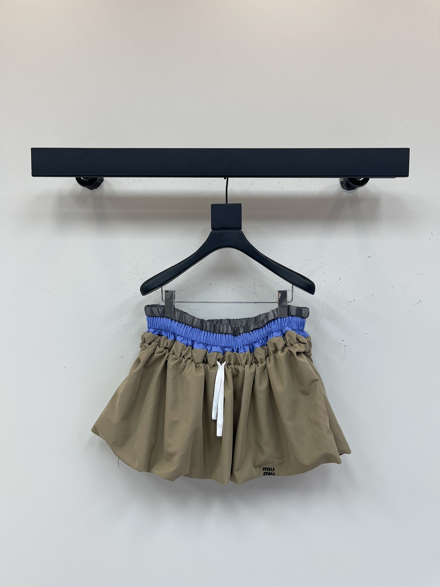 NO:411755,Miumi*25 spring and summer new miu-style girl-style outfit!  Intellectuals with a fluffy short skirt with a fluffy flower bud!  Custom imported twill pure cotton fabric is wide and stylish. The double-layer craft design is designed, and the drawstring is elastic waist style is amazing!  Retro style sweet girl outfit!  The embroidered letter logo is low-key and luxurious!  Sweet and salty workmanship quality depends on details.SML, miumiu, skirts, alexander wang19860909Miumi*25春夏新款miu系少女系穿搭！知识分子风花苞蓬蓬短款半裙！定制进口斜纹纯棉面料挺阔有型.双层工艺设计,抽绳松紧腰版型上身绝绝子！复古风甜妹穿搭！刺绣字母logo低调奢华！可甜可盐做工品质看细节.SML,,miumiu,skirts,alexander wang,Women's clothing