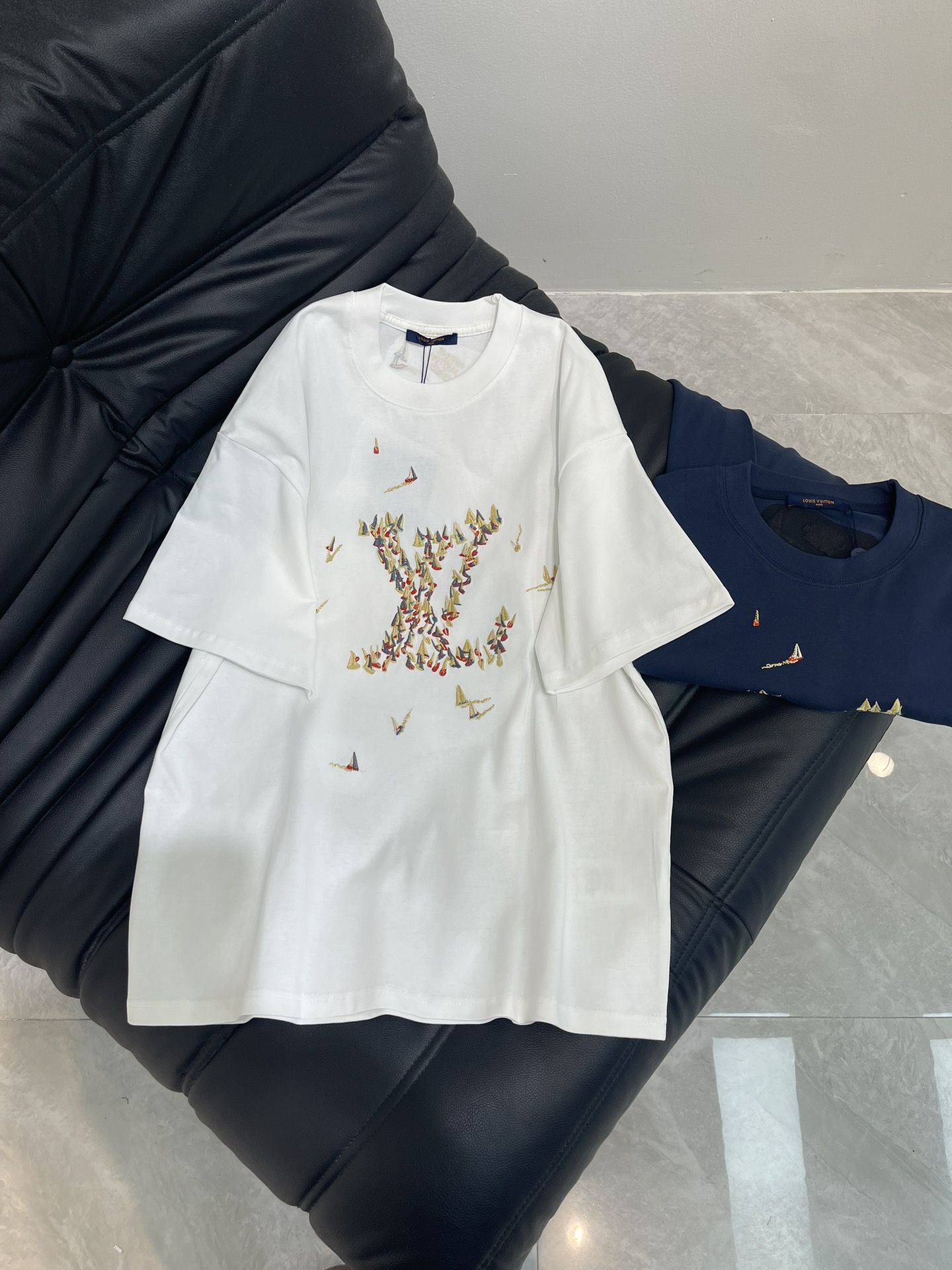 NO:411776,Louis Vuitto*25 new embroidered sailboat short-sleeved T-shirt. Customized pure cotton fabric is breathable and comfortable. Embroidery craftsmanship, sailboat embroidery cleverly builds large LV letters, Marque L.Vuitton éposée embroidery logo illuminates the back. The overall displays a unique sense of art and visual effect. It is simple and uniquely charming. The straight-cut style is more suitable for matching with various trendy and fashionable styles. The same style for men and women!  S-XL, louis vuitton,louis vuitton,t-shirt,tees,t-shirt,alexander wang19860909Louis Vuitto*25新款刺绣帆船短袖T恤.定制纯棉面料透气舒适.刺绣工艺前帆船刺绣巧筑大号 LV 字母,Marque L.Vuitton éposée 刺绣标识点亮背部.整体展现出独特的艺术感和视觉效果.简洁而富有独特魅力.直裁版型更为适合搭配各种潮流时尚造型.男女同款！S-XL,,louis vuitton,louis vuitton,T-shirt,tees，t-shirt,alexander wang,Women's clothing