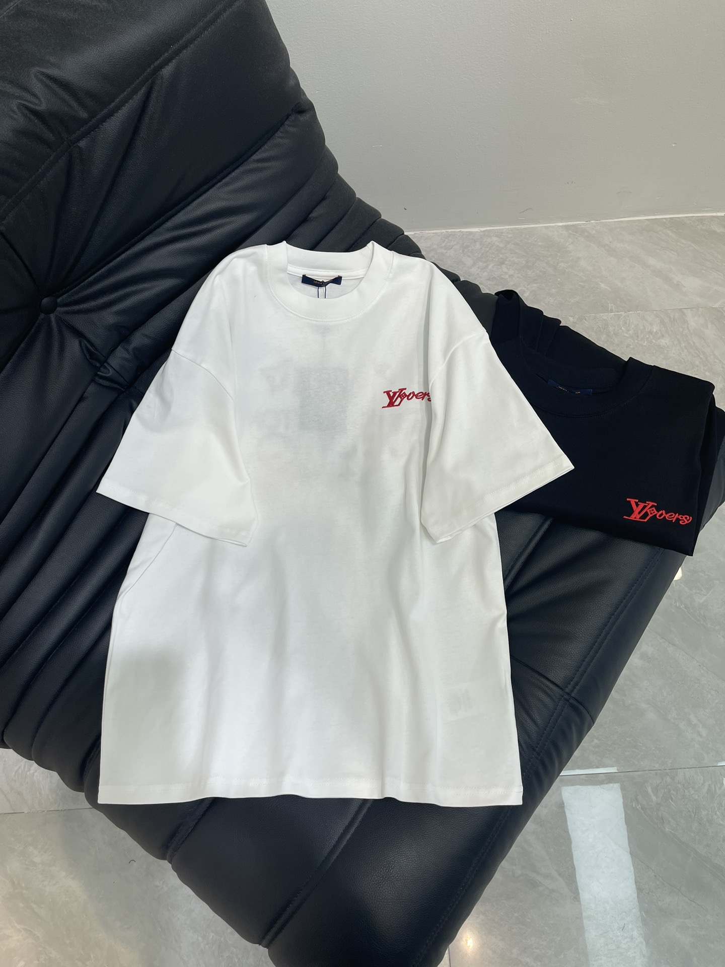 NO:411782,Louis Vuitto*25 new embroidery logo short-sleeved T-shirt. Customized pure cotton fabric is breathable and comfortable. The front face is slightly contrasting color logo, and the back face is large embroidery logo with multiple logo patterns. The embroidery uses the Baibailingdawan needle embroidery machine. The needle-mixed embroidery process is used to dense needles. The pattern is clear and the line feel is strong and three-dimensional. The high-end design feels full. The style is unique and charming. The straight-cut style is more suitable for matching with various trendy and fashionable styles. The same style for men and women!  S-XL, louis vuitton, T-shirt,tees, t-shirt,alexander wang19860909Louis Vuitto*25新款刺绣标识短袖T恤.定制纯棉面料透气舒适.前幅微标撞色标识,后幅大刺绣标识多logo图案,刺绣采用采用白百灵达万针刺绣机器作业,运用掺针刺绣工艺针法绵密,图案清晰且线条感和立体感强 高级设计感拉满.款式富有独特魅力.直裁版型更为适合搭配各种潮流时尚造型.男女同款！S-XL,,louis vuitton,T-shirt,tees，t-shirt,alexander wang,Women's clothing