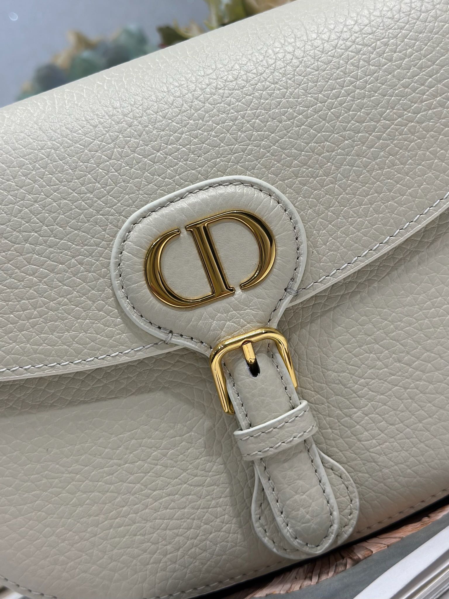 Dior Bobby Medium Bag White Grained Calfskin Elegant Handbag Shoulder Bag 4 i1747735301 8609 2