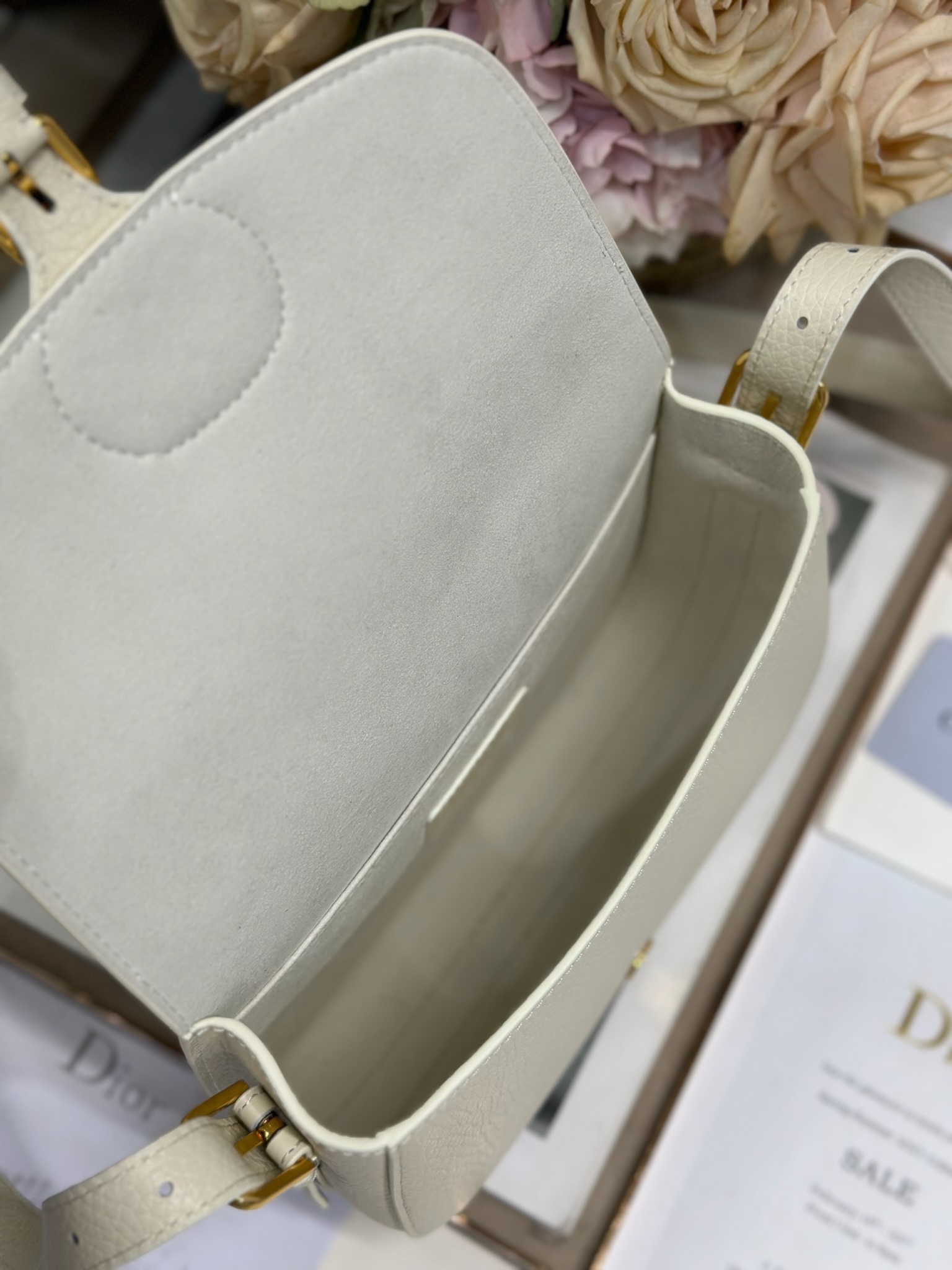 Dior Bobby Medium Bag White Grained Calfskin Elegant Handbag Shoulder Bag 9 i1747735301 9845 6