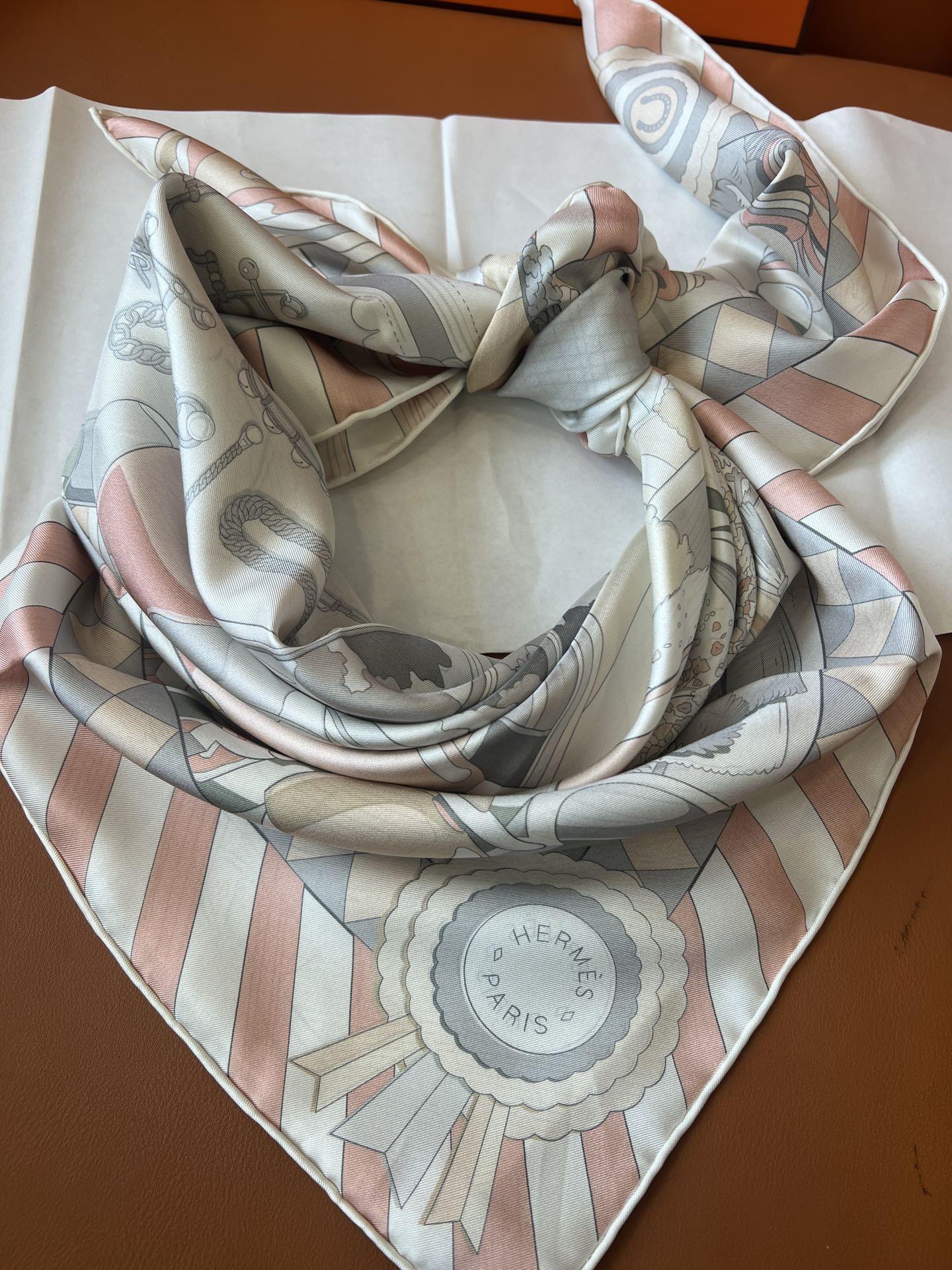 价格：（不含包装）
Hermès “小马驿站”90双面方巾
探索这款别具一格、双面可戴的两用方巾。通过创