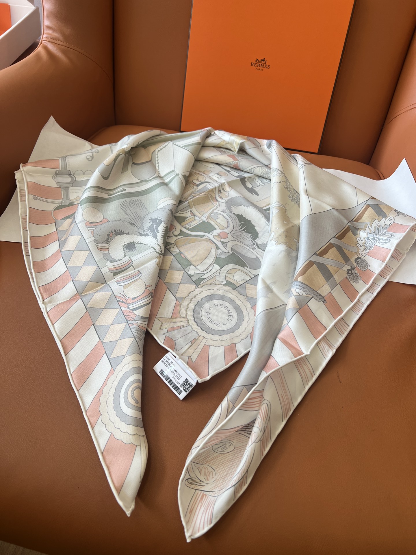 价格：（不含包装）
Hermès “小马驿站”90双面方巾
探索这款别具一格、双面可戴的两用方巾。通过创